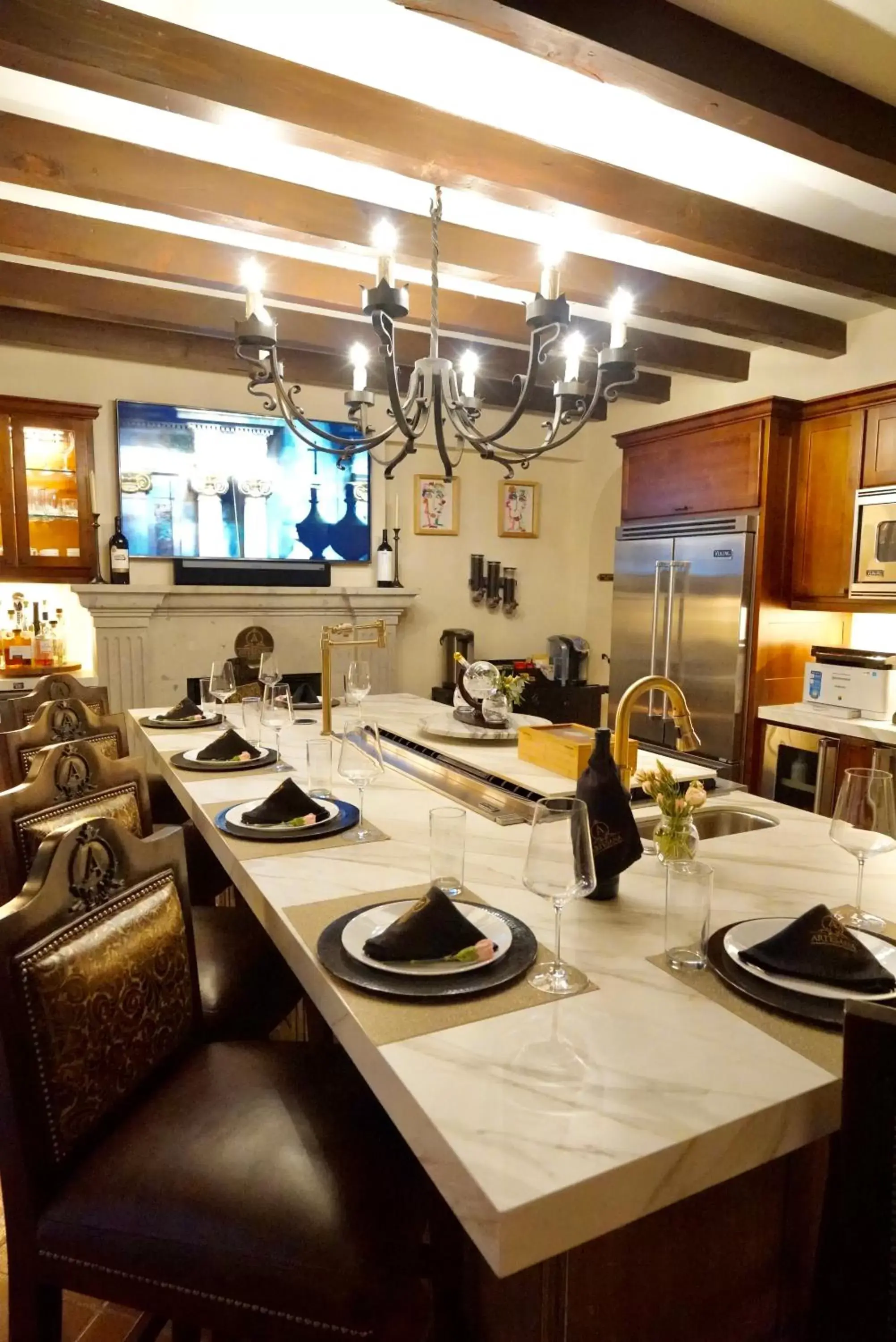 Restaurant/Places to Eat in Artesana Luxury Villa