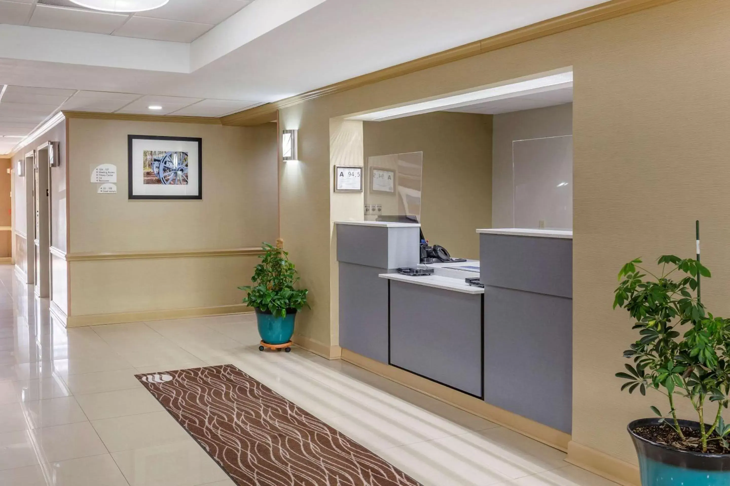 Lobby or reception, Kitchen/Kitchenette in Comfort Inn Greensboro - Kernersville