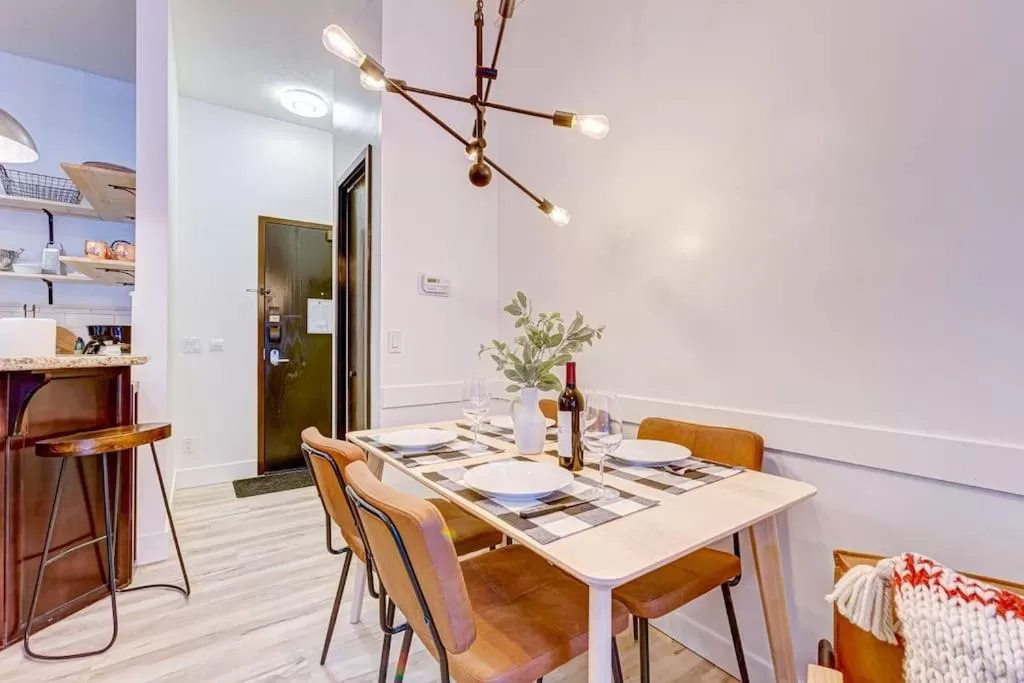 Dining area in Mountain Retreat, Pool & Hot Tub, BBQ, Patio, King Bed, Sleeps 6!