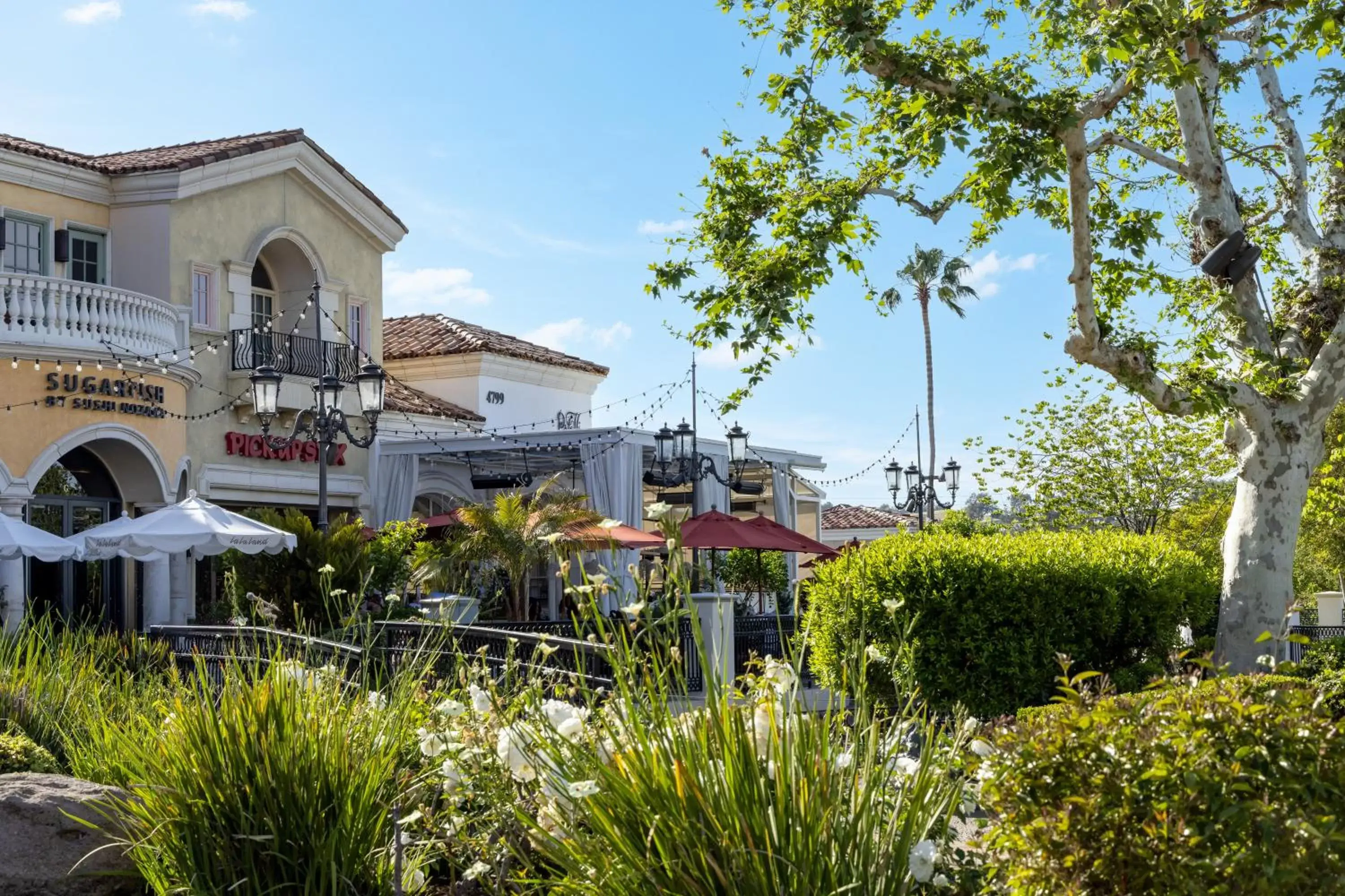 Shopping Area, Property Building in The Anza-a Calabasas Hotel