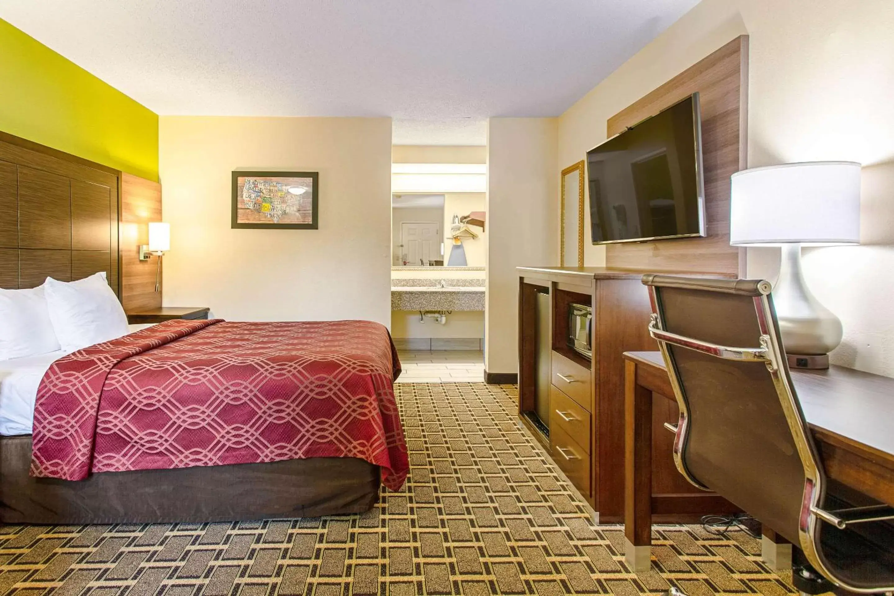 Photo of the whole room, TV/Entertainment Center in Econo Lodge Russellville