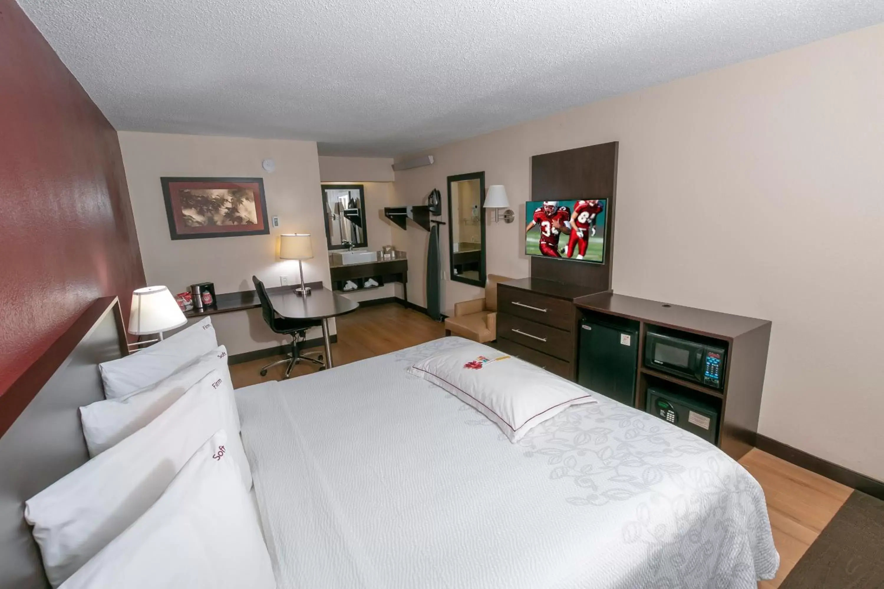 Photo of the whole room, Room Photo in Red Roof Inn PLUS+ Atlanta - Buckhead