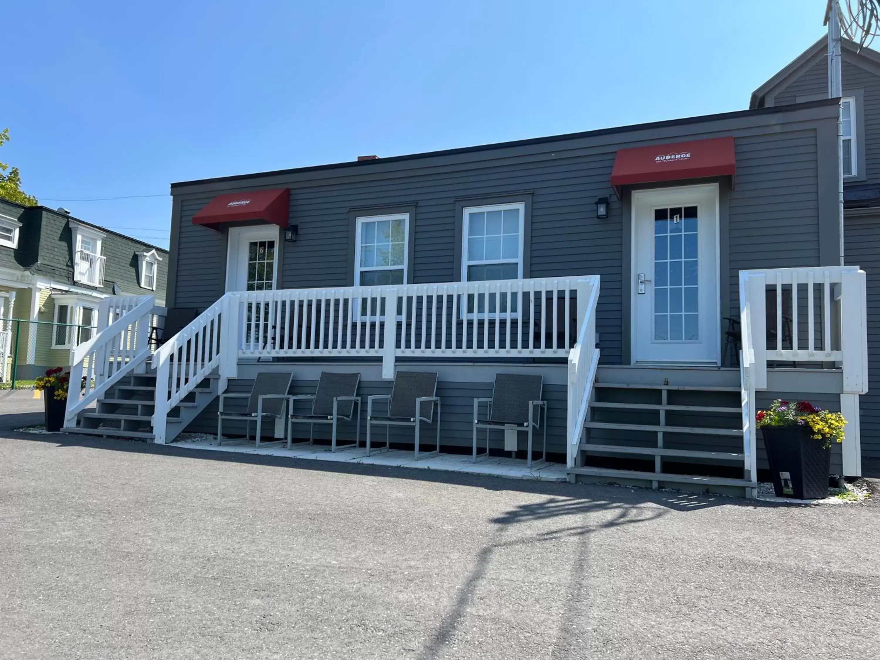 Patio, Property Building in Auberge du Grand Lac