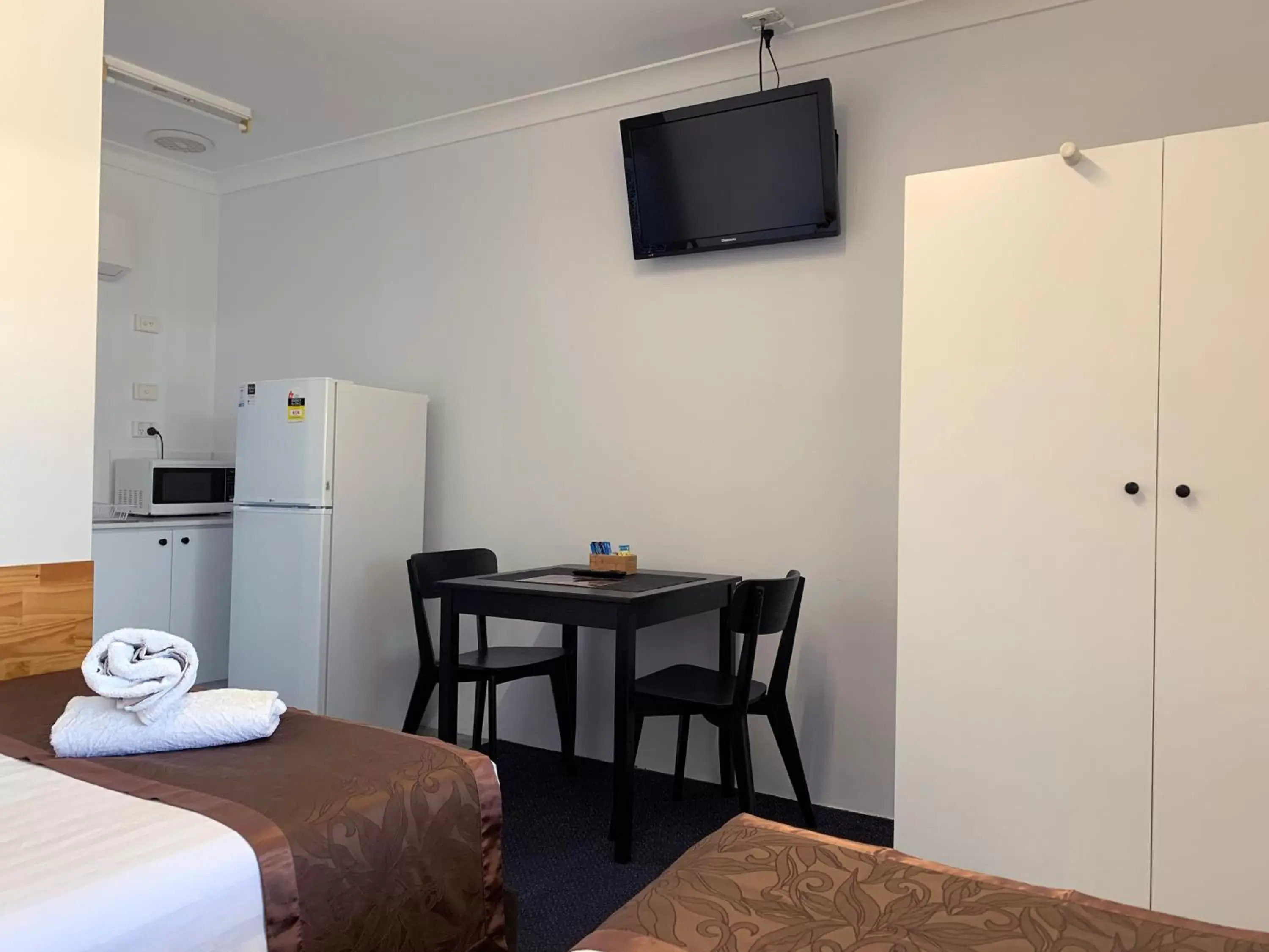 TV and multimedia, TV/Entertainment Center in Baths Motel Moree