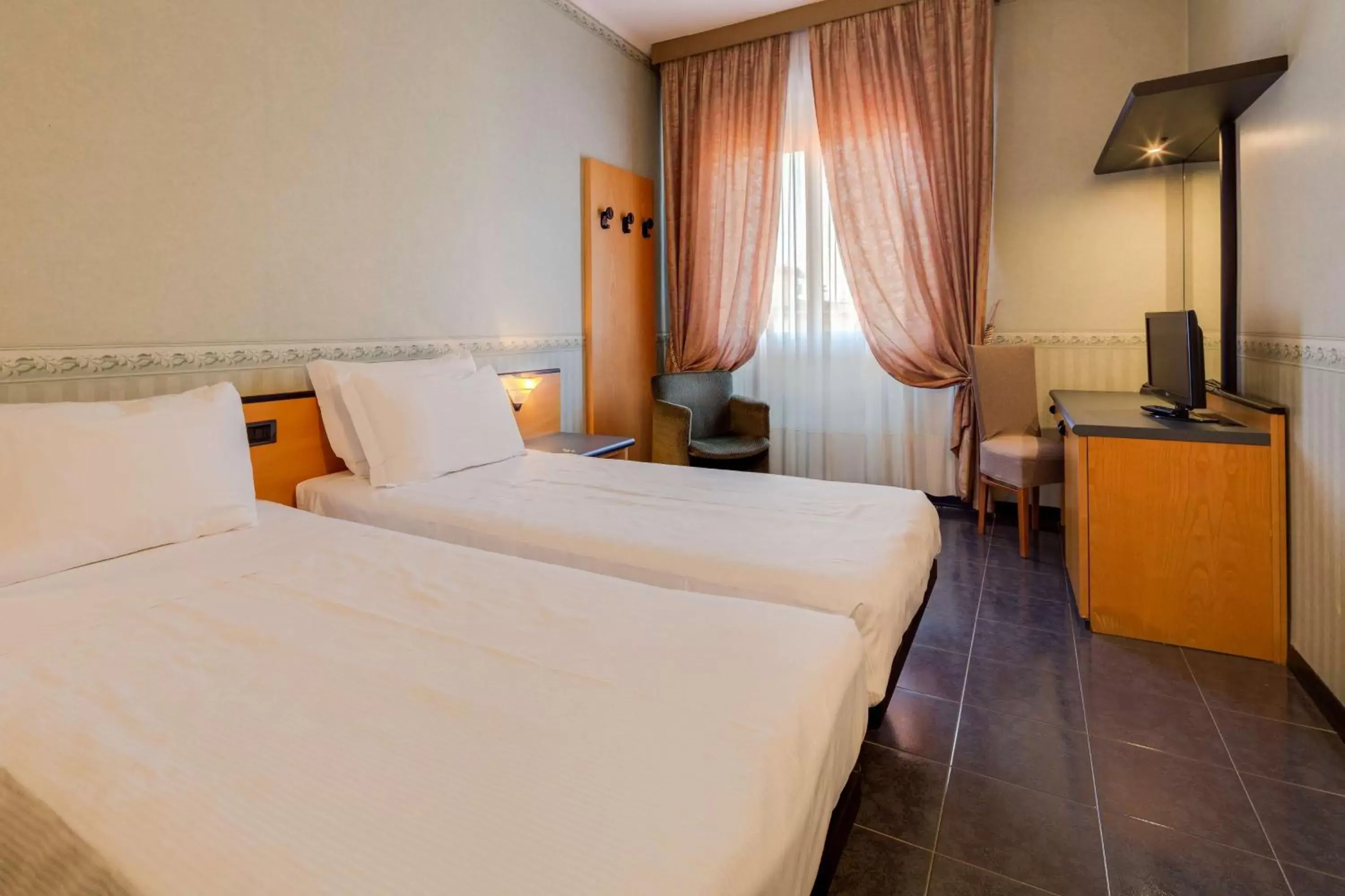 Photo of the whole room, Bed in Hotel San Donato - Bologna centro