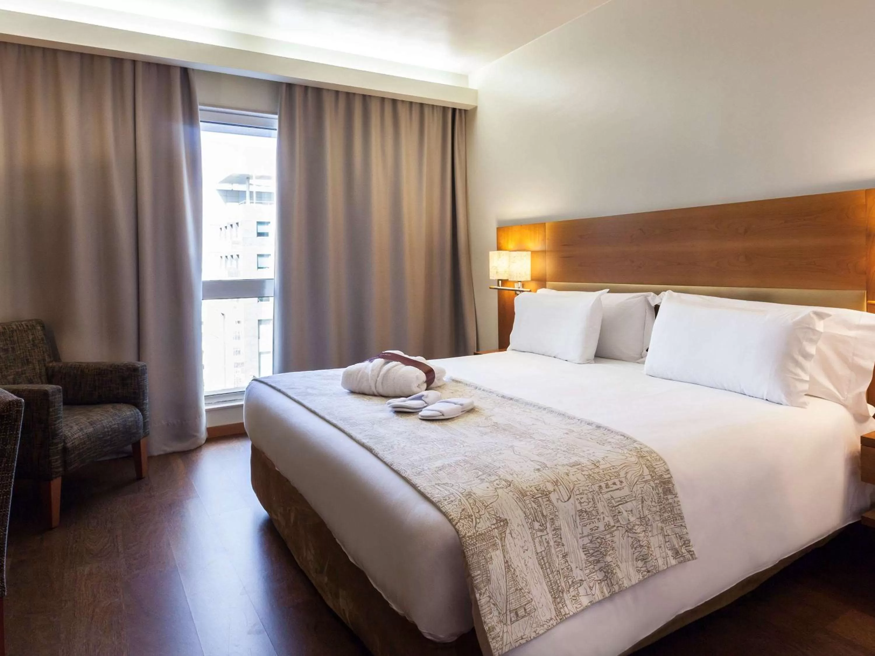 Photo of the whole room, Bed in Hotel Mercure Lisboa