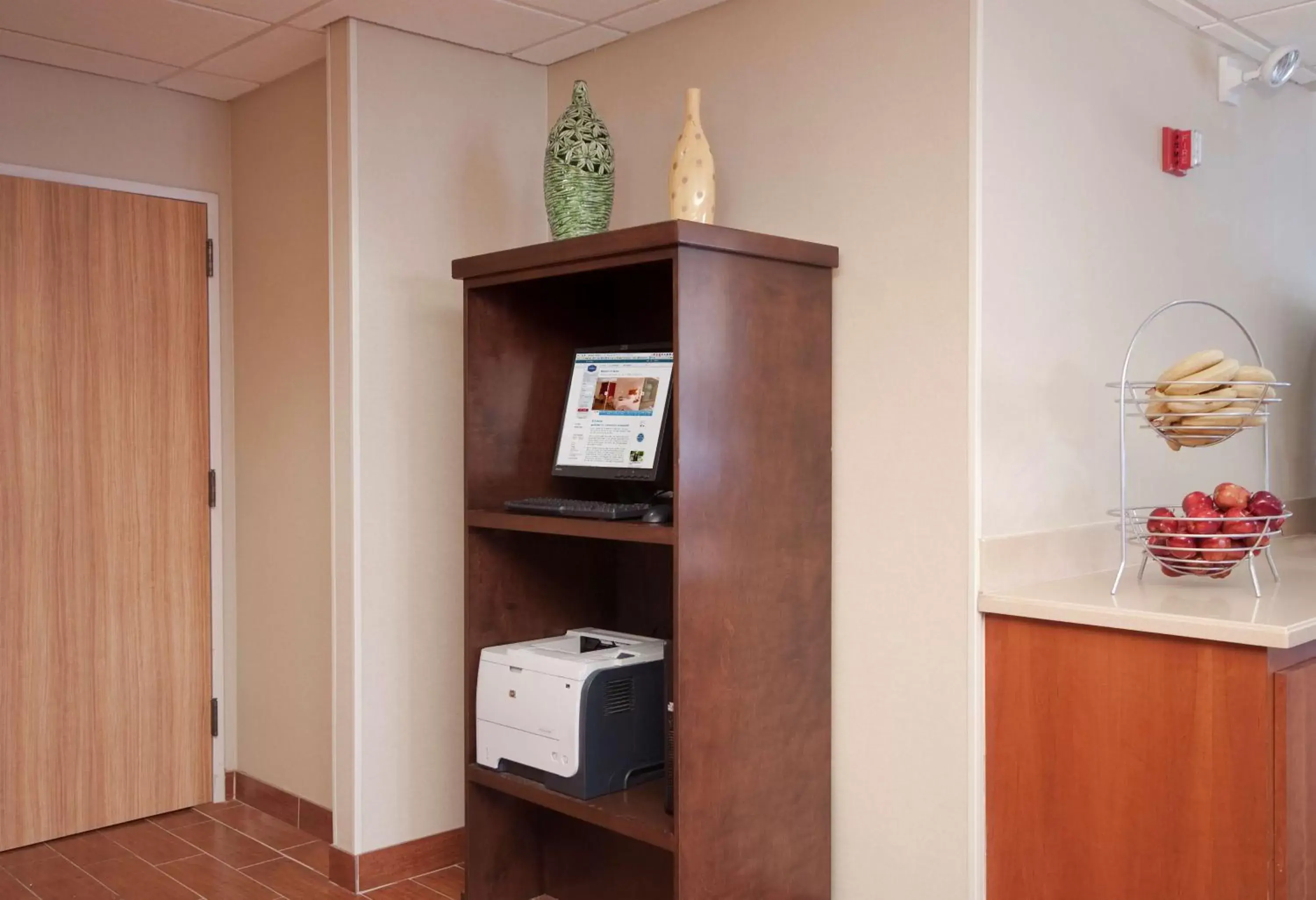 Business facilities, TV/Entertainment Center in Hampton Inn Laredo