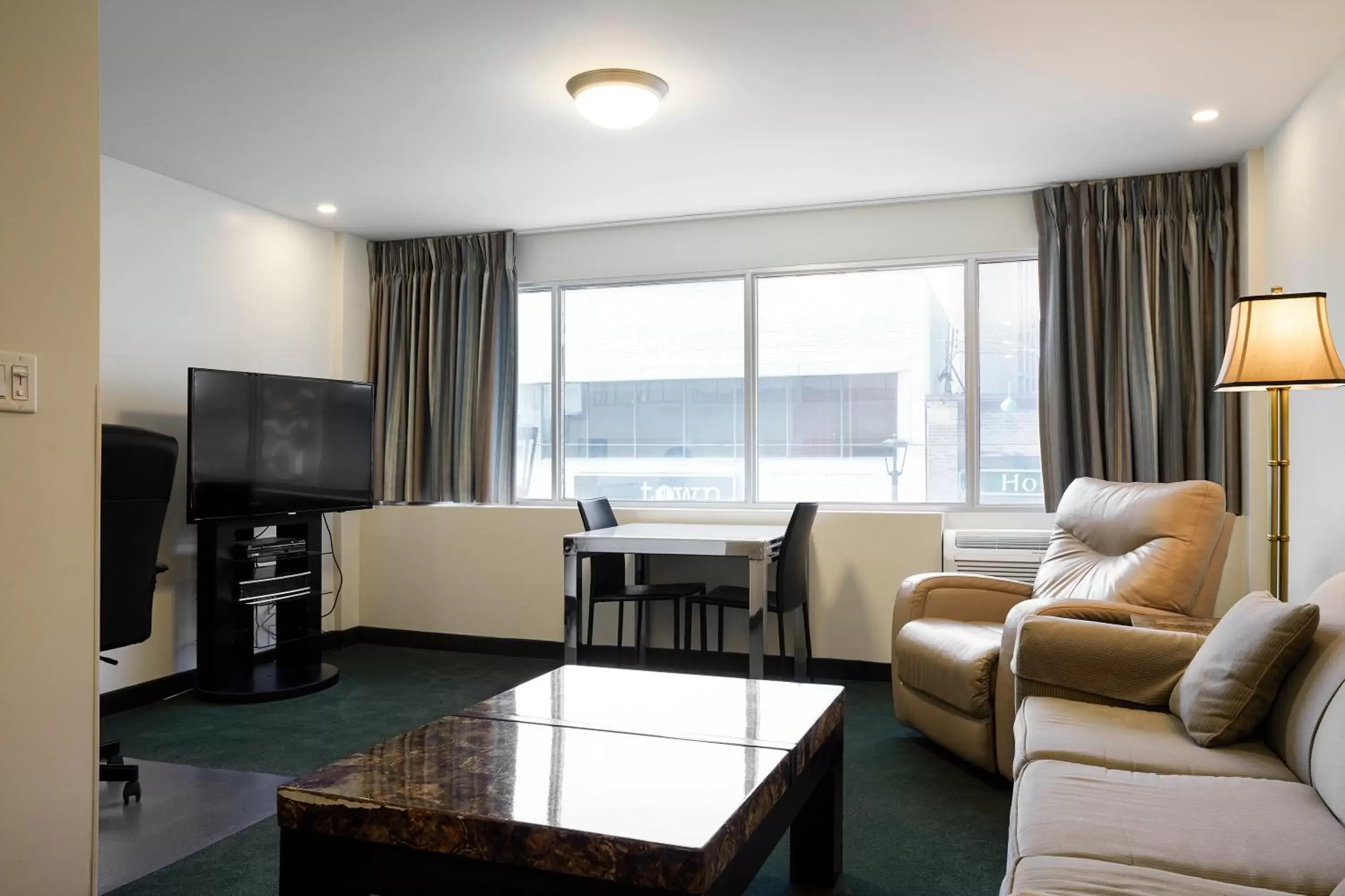 Living room, Seating Area in The Business Inn