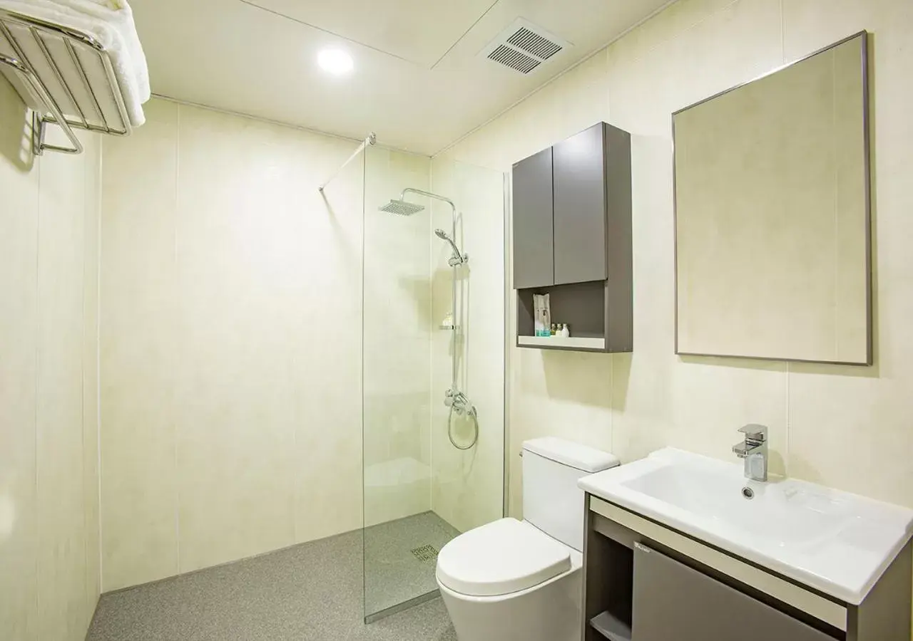 Shower, Bathroom in Bayview Hotel Guam