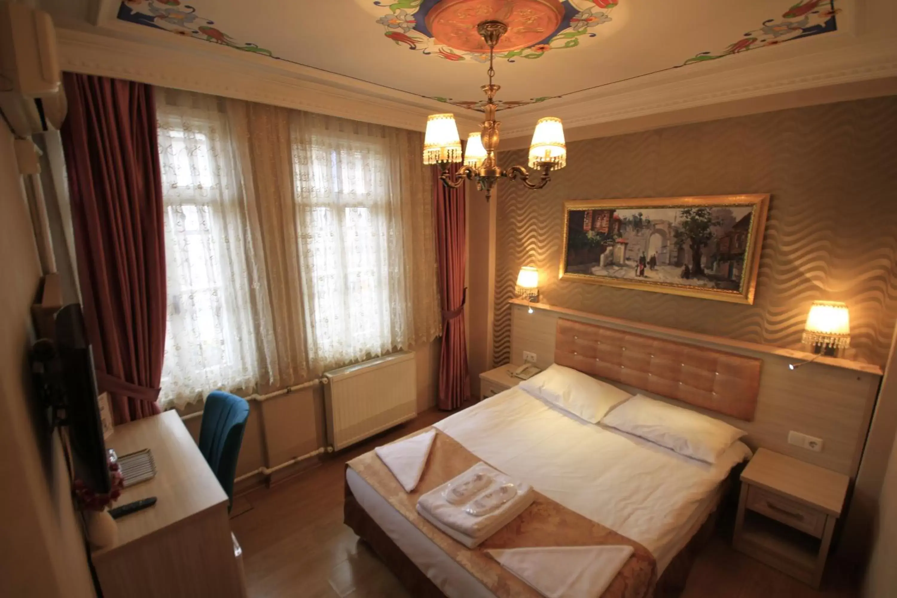 Photo of the whole room, Bed in Hotel Tashkonak Istanbul