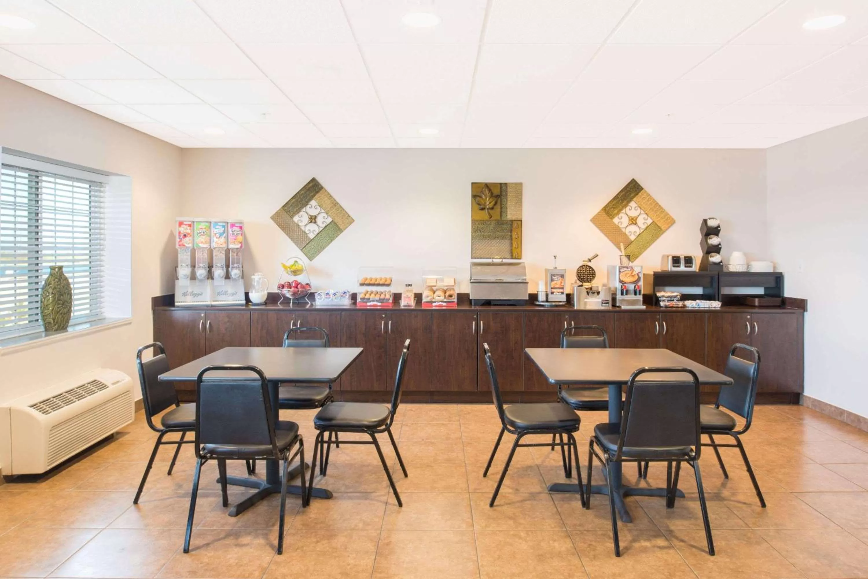 Restaurant/places to eat in Microtel Inn & Suites by Wyndham Quincy Downtown - River Area