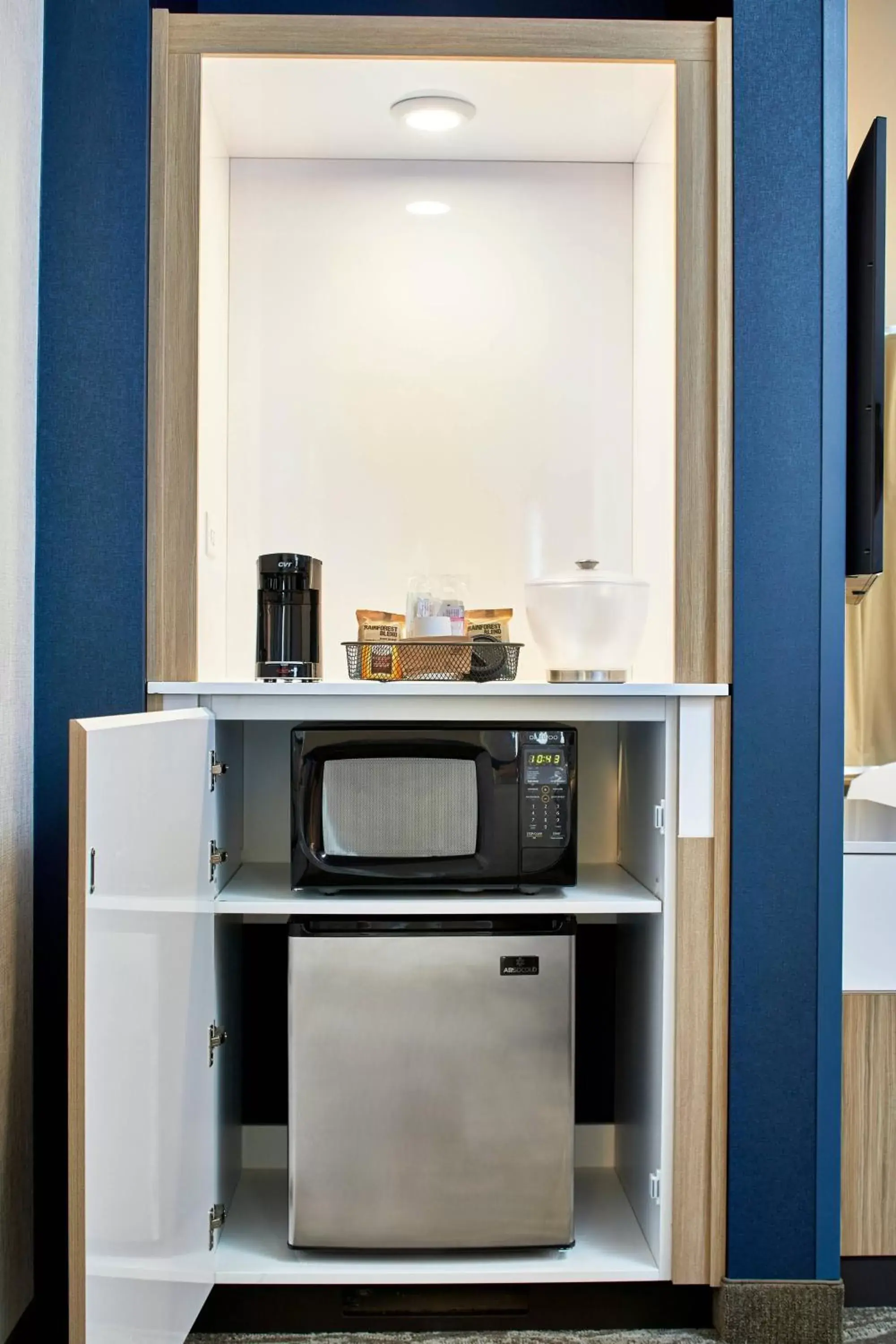 Photo of the whole room, Kitchen/Kitchenette in SpringHill Suites by Marriott Columbus Dublin