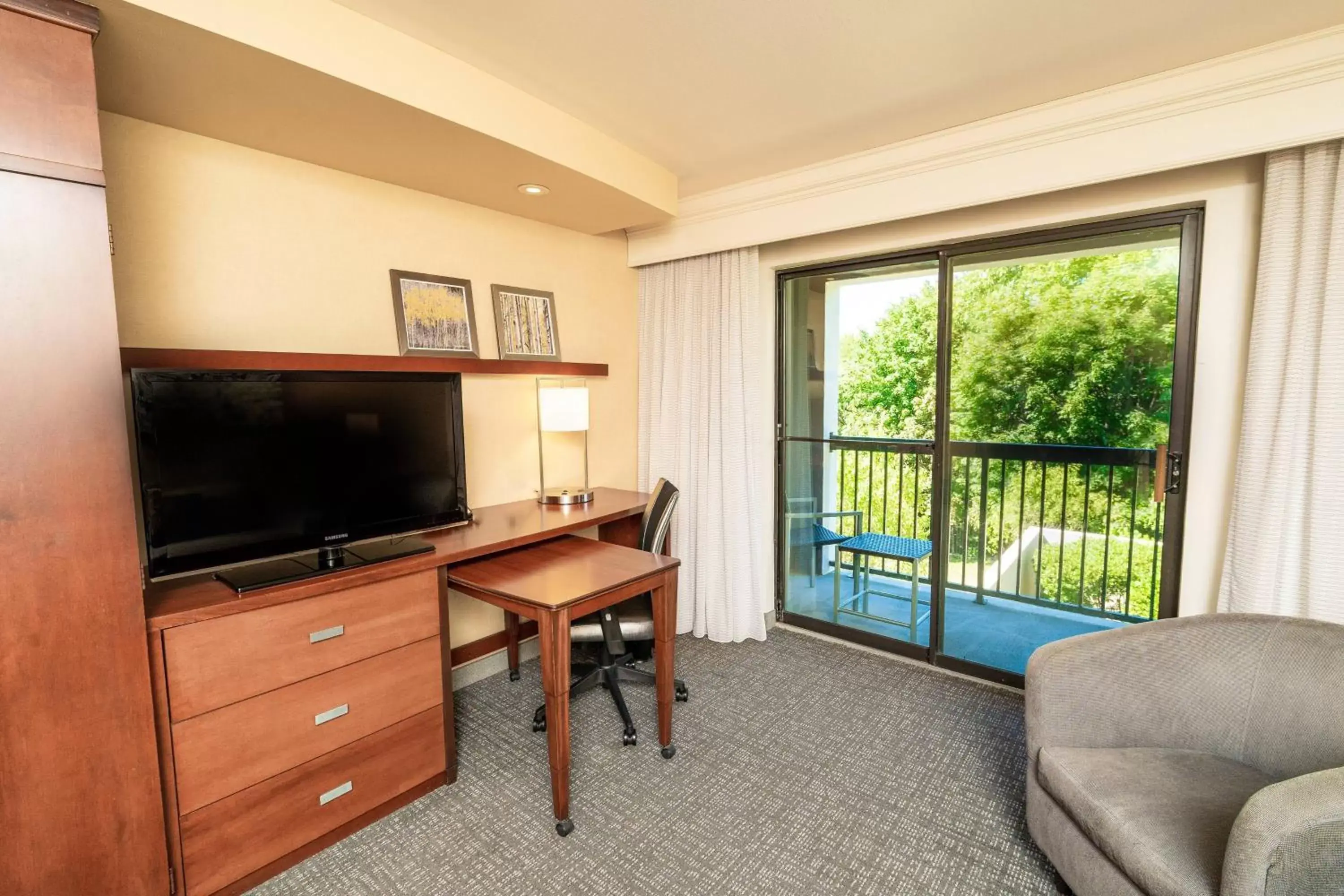 Bedroom, TV/Entertainment Center in Courtyard by Marriott Kingston