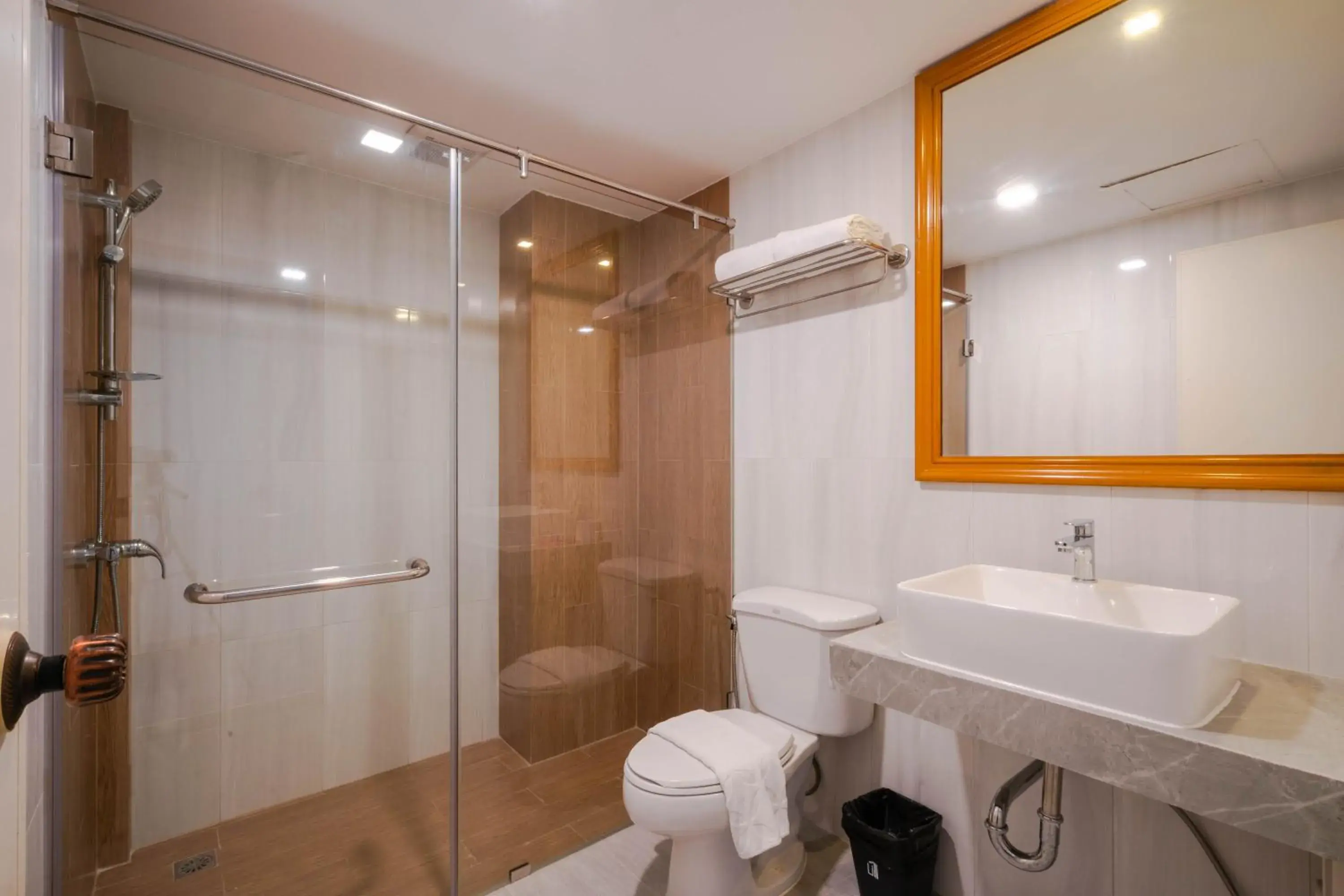 Bathroom in Shangwell Mansions Pattaya