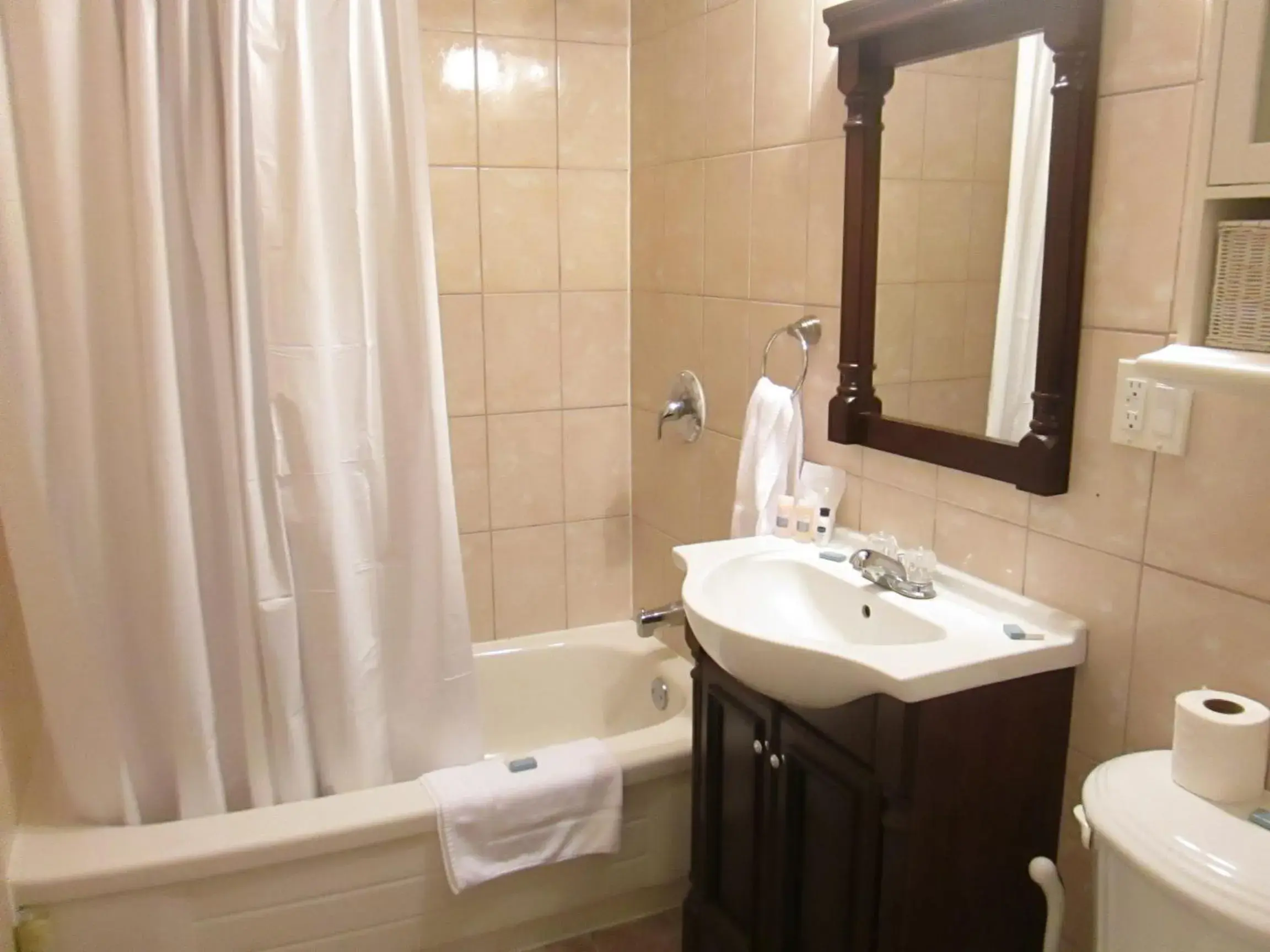 Shower, Bathroom in Bayside Inn & Waterfront Suites