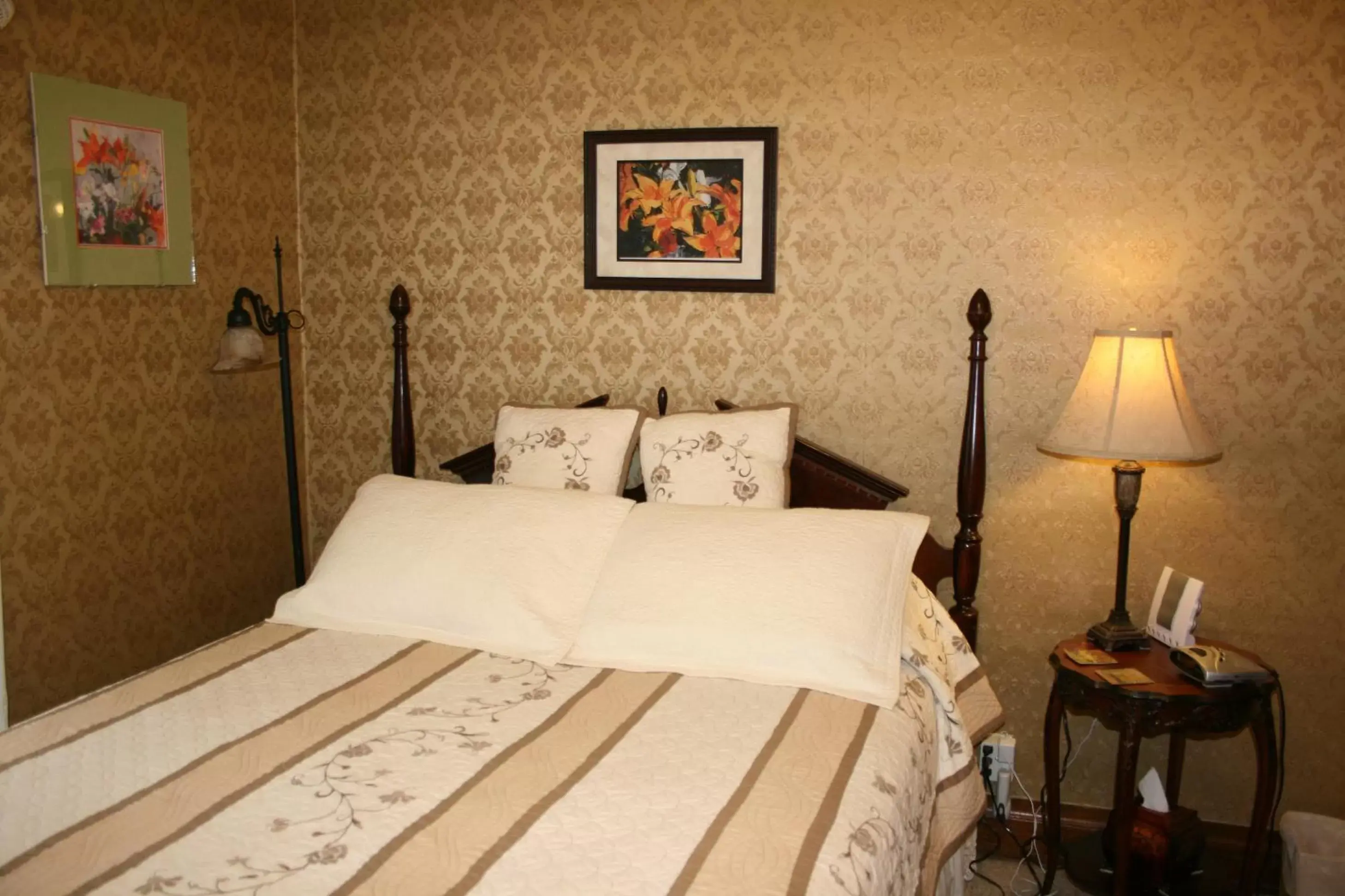 Queen Room in Serendipity Bed and Breakfast