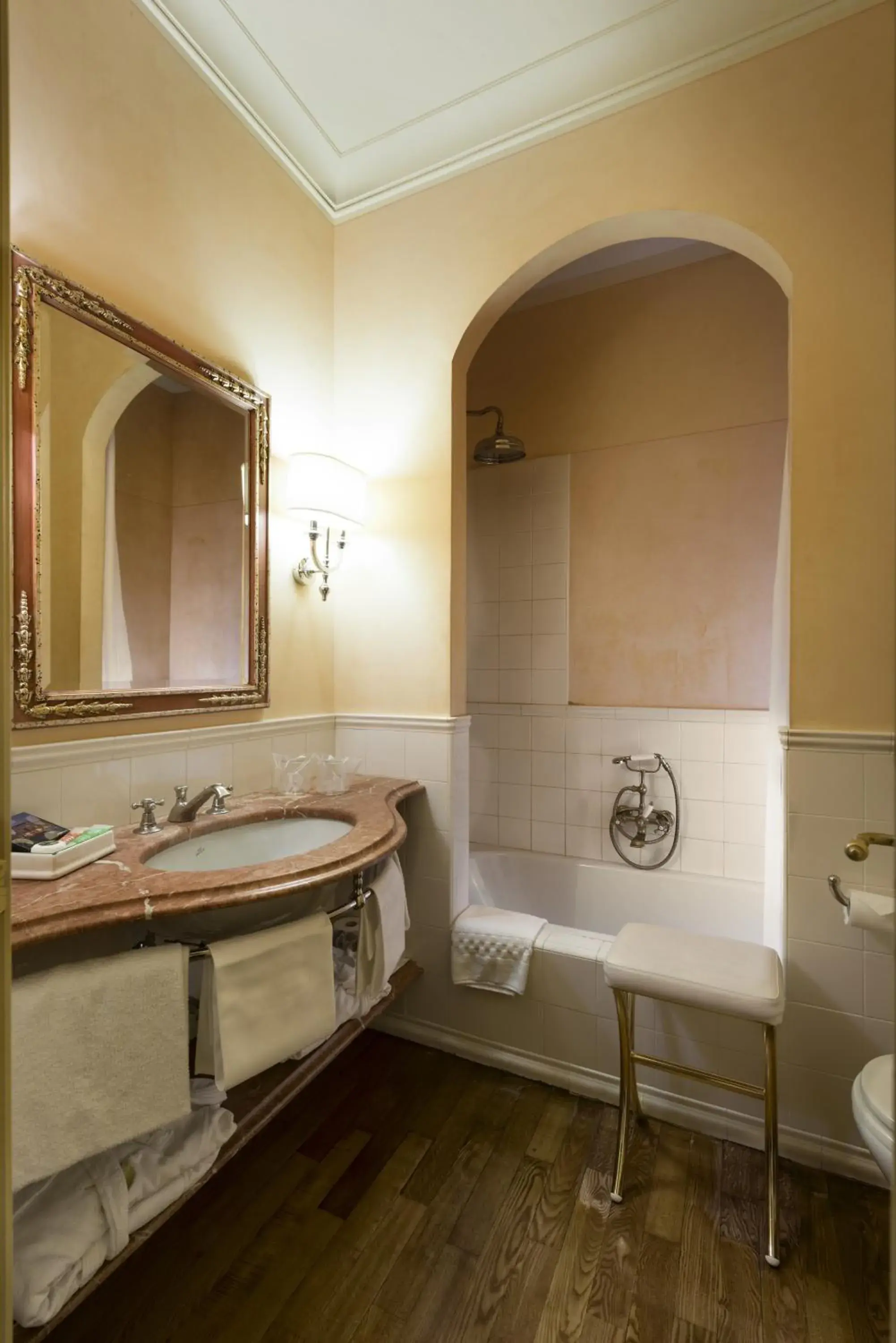 Bathroom in Posta Donini-Historic Hotel