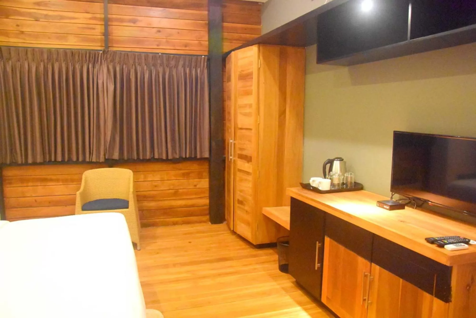 Bedroom, TV/Entertainment Center in Manuka Hillwood Hotel
