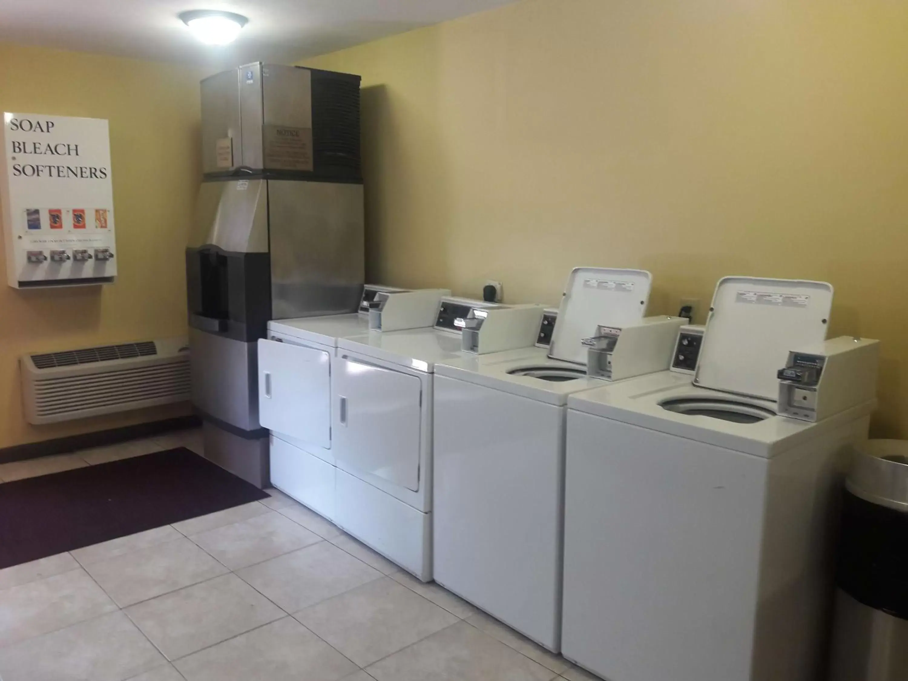 On site, Kitchen/Kitchenette in Best Western Palm Beach Lakes