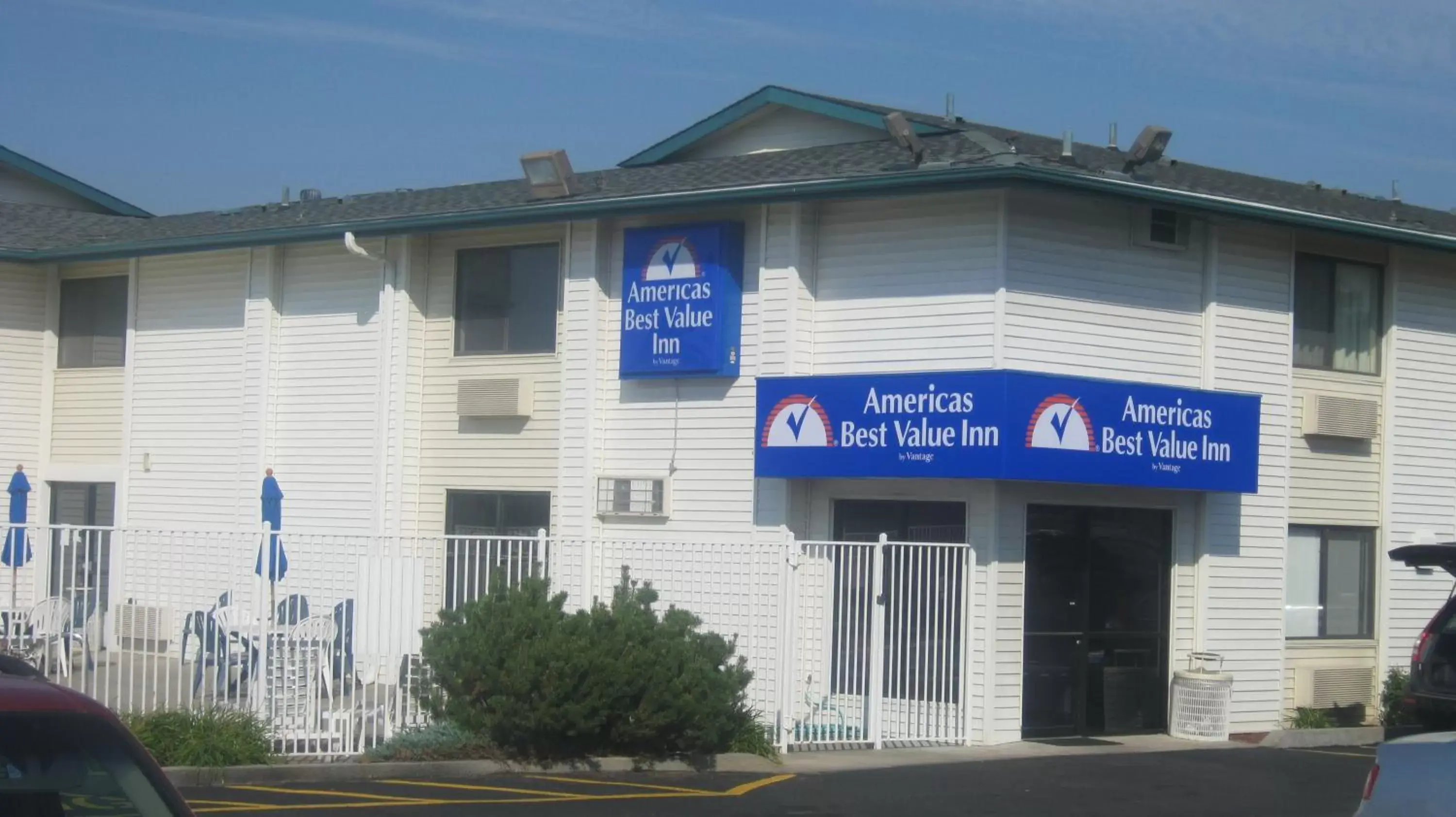 Facade/entrance, Property Building in Americas Best Value Inn - Lincoln Airport