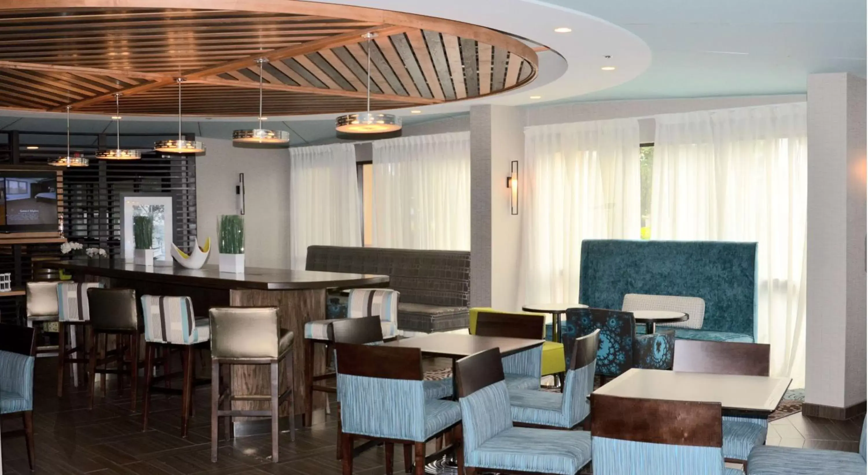 Dining area, Lounge/Bar in Hampton Inn Perry