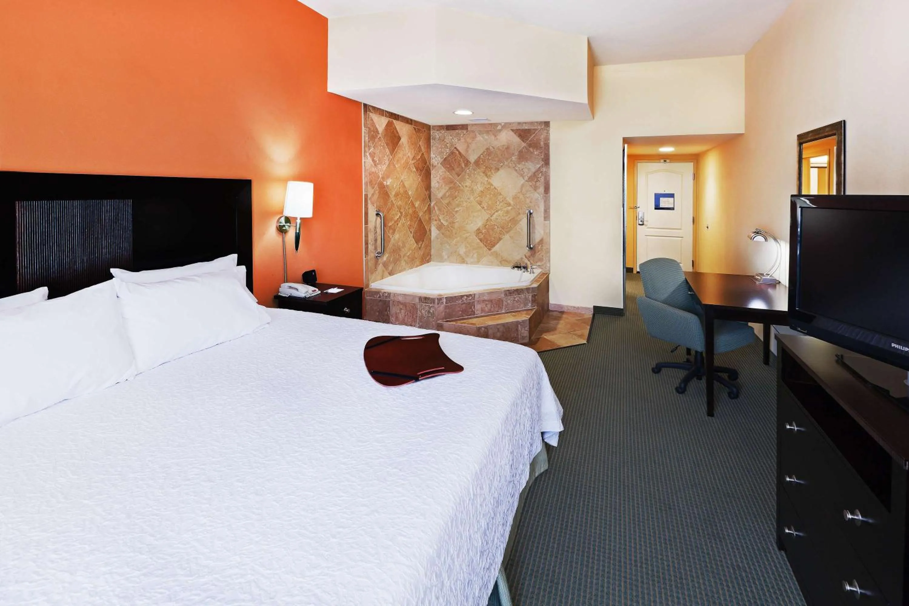 Bed in Hampton Inn and Suites Austin - Lakeway