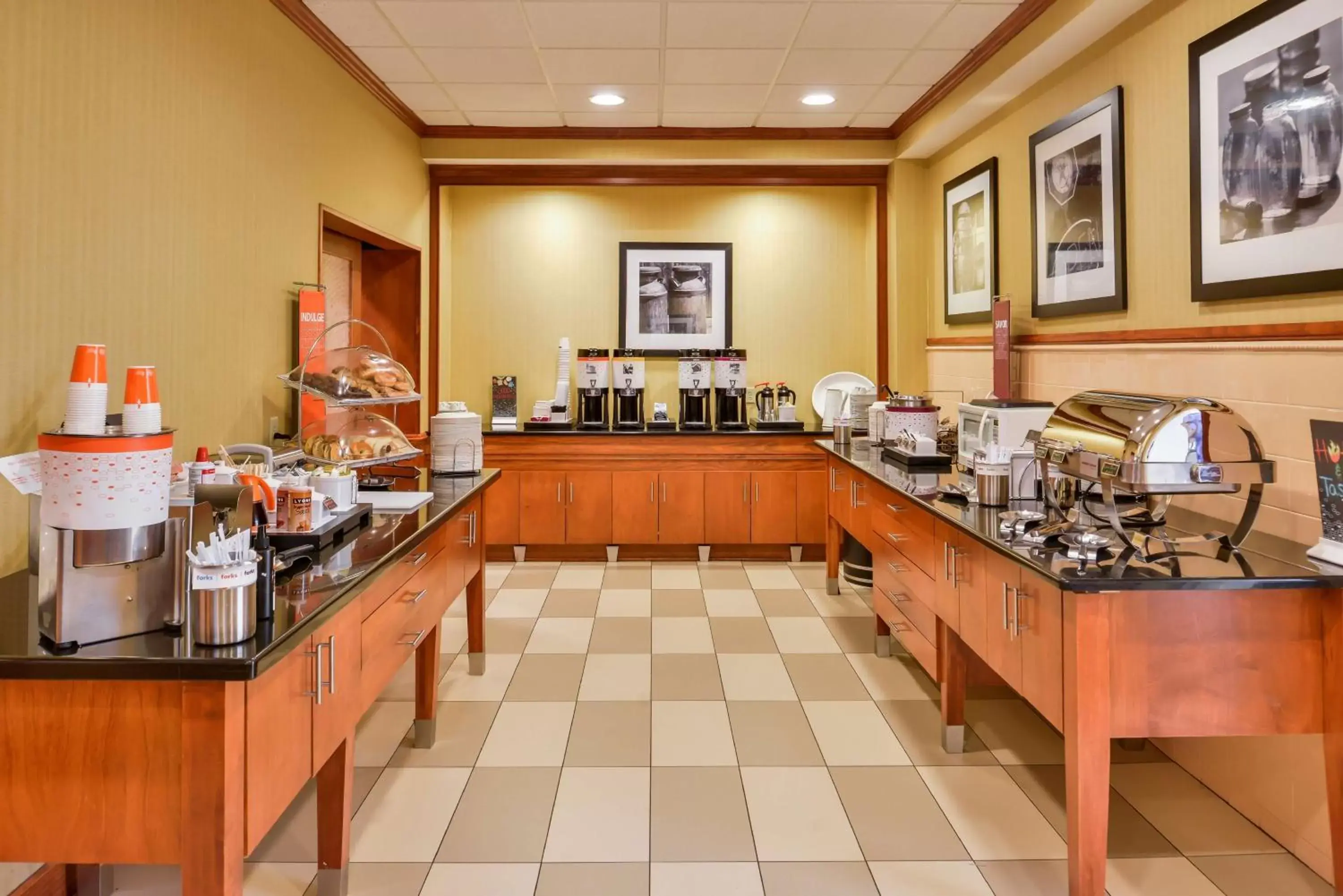 Breakfast, Restaurant/Places to Eat in Hampton Inn Emporia