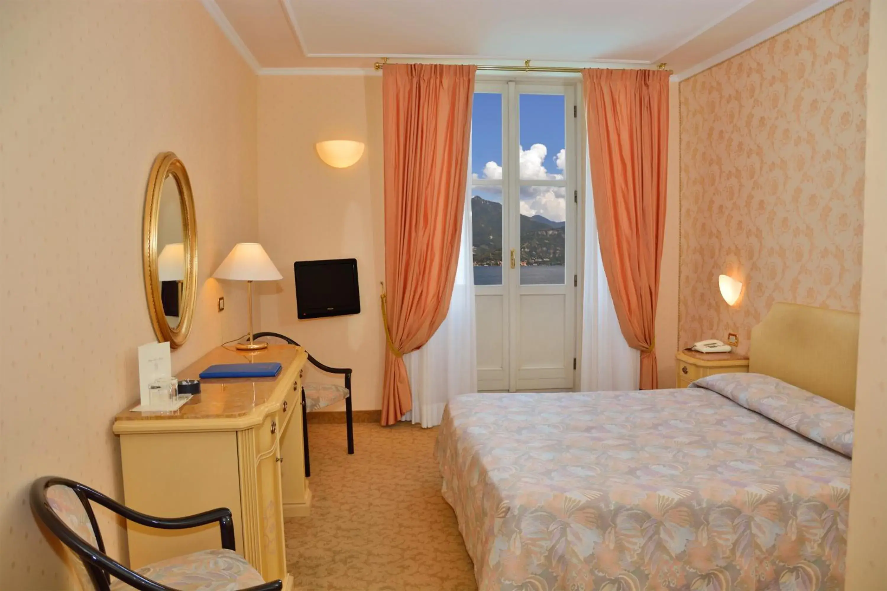 Bed in Grand Hotel Menaggio