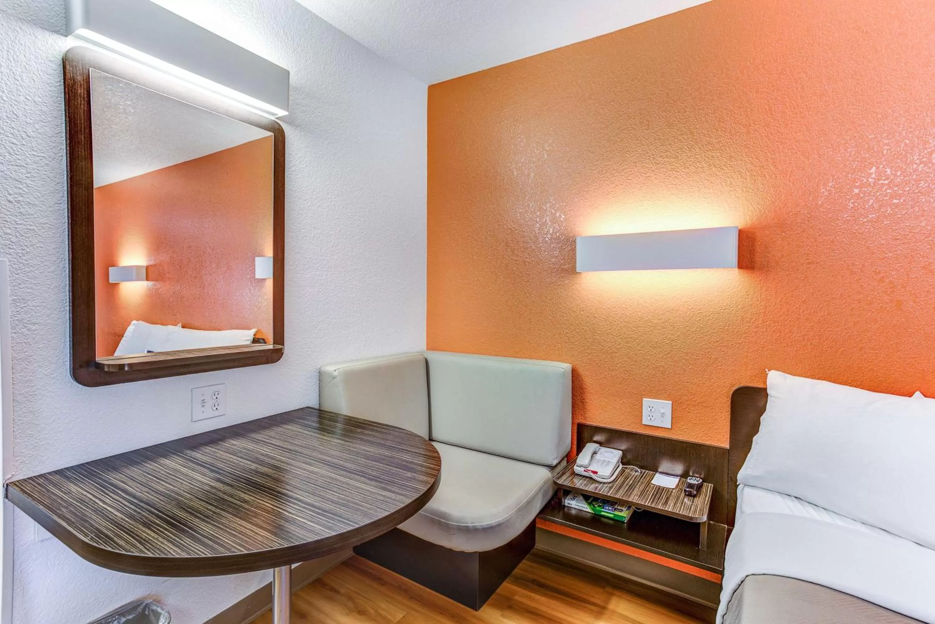 Photo of the whole room, Bed in Motel 6-Portland, OR - Tigard West