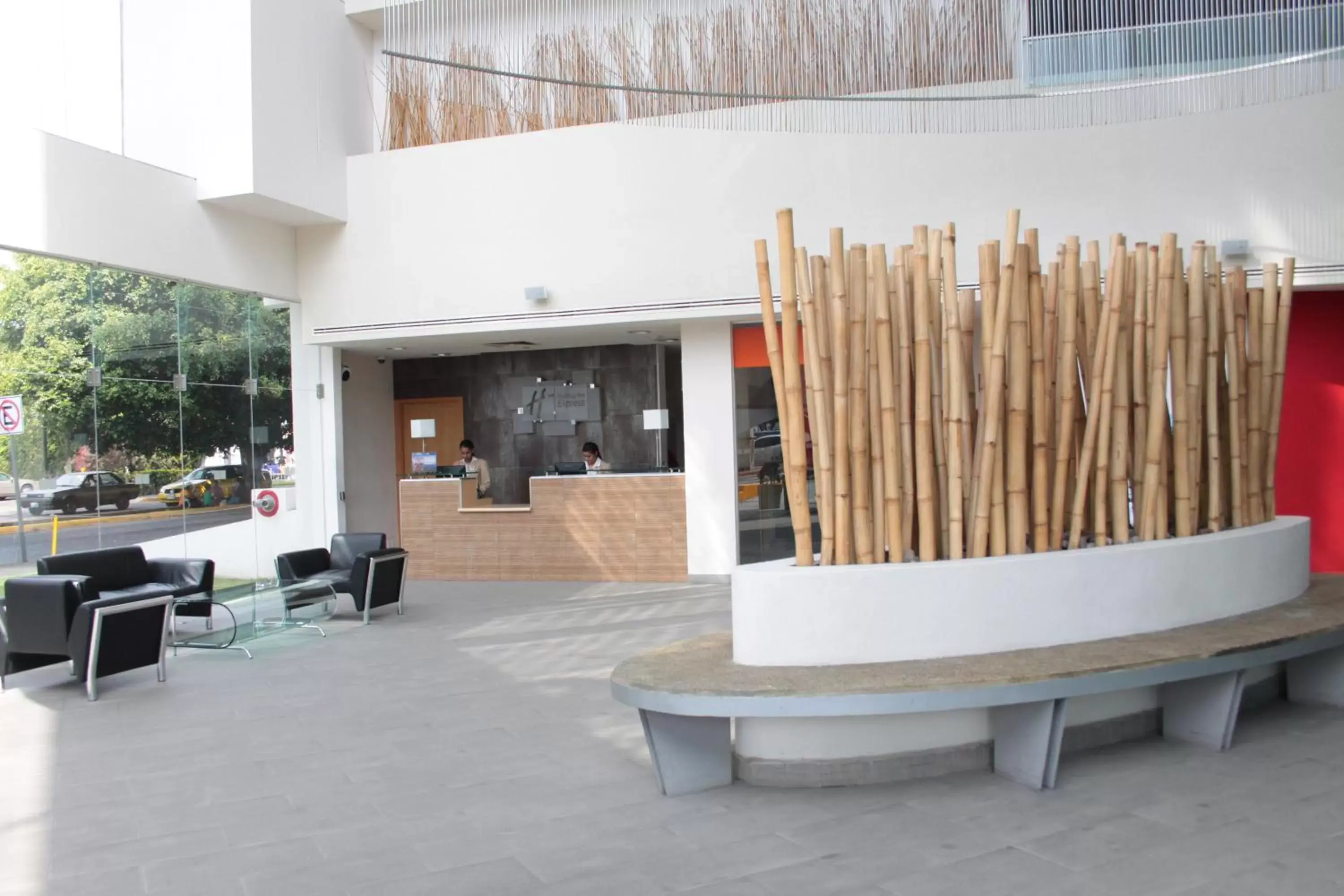 Lobby or reception in Holiday Inn Express Guadalajara Expo, an IHG Hotel