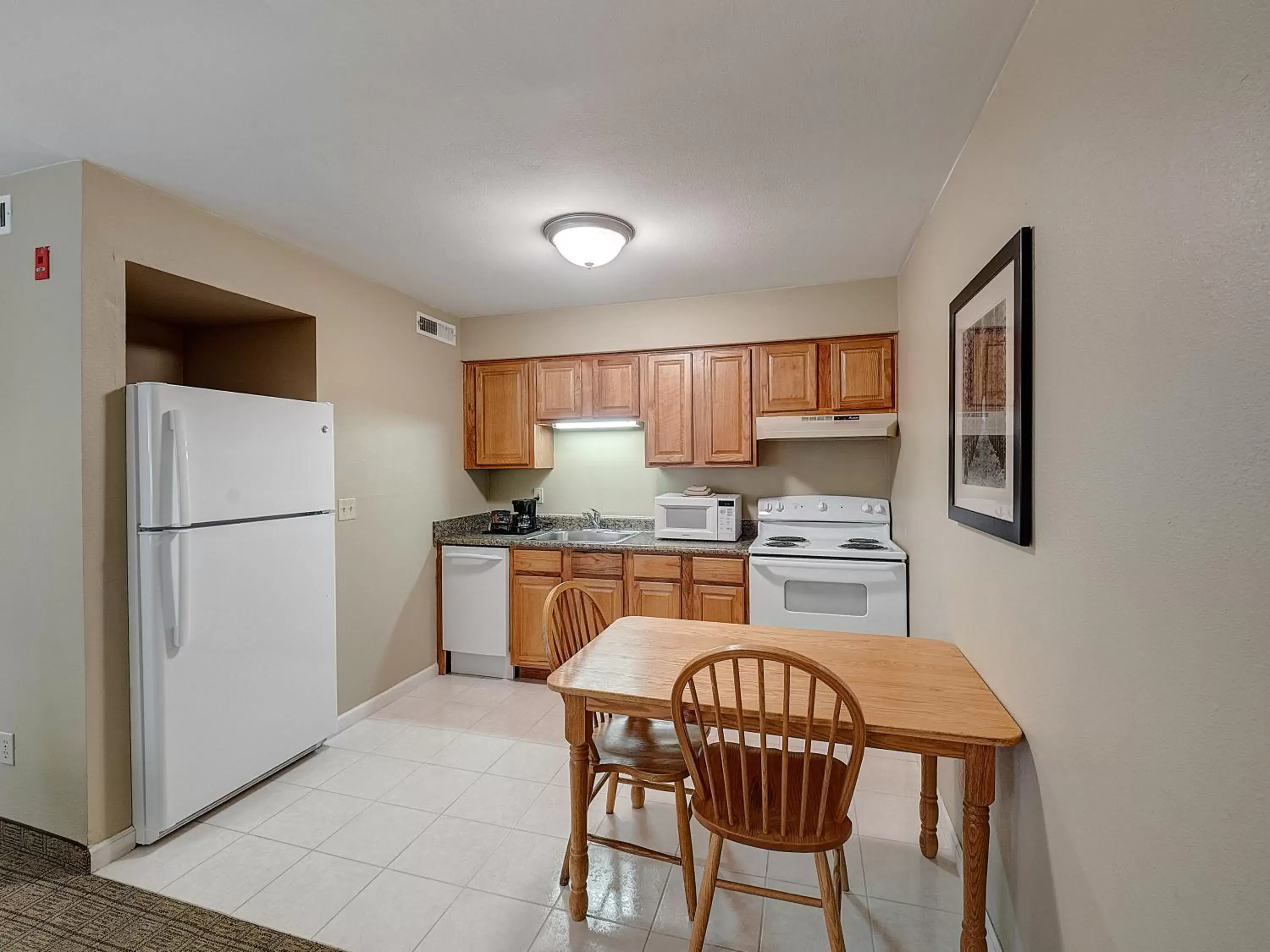 Kitchen or kitchenette, Kitchen/Kitchenette in Eastland Suites Extended Stay Hotel & Conference Center Urbana