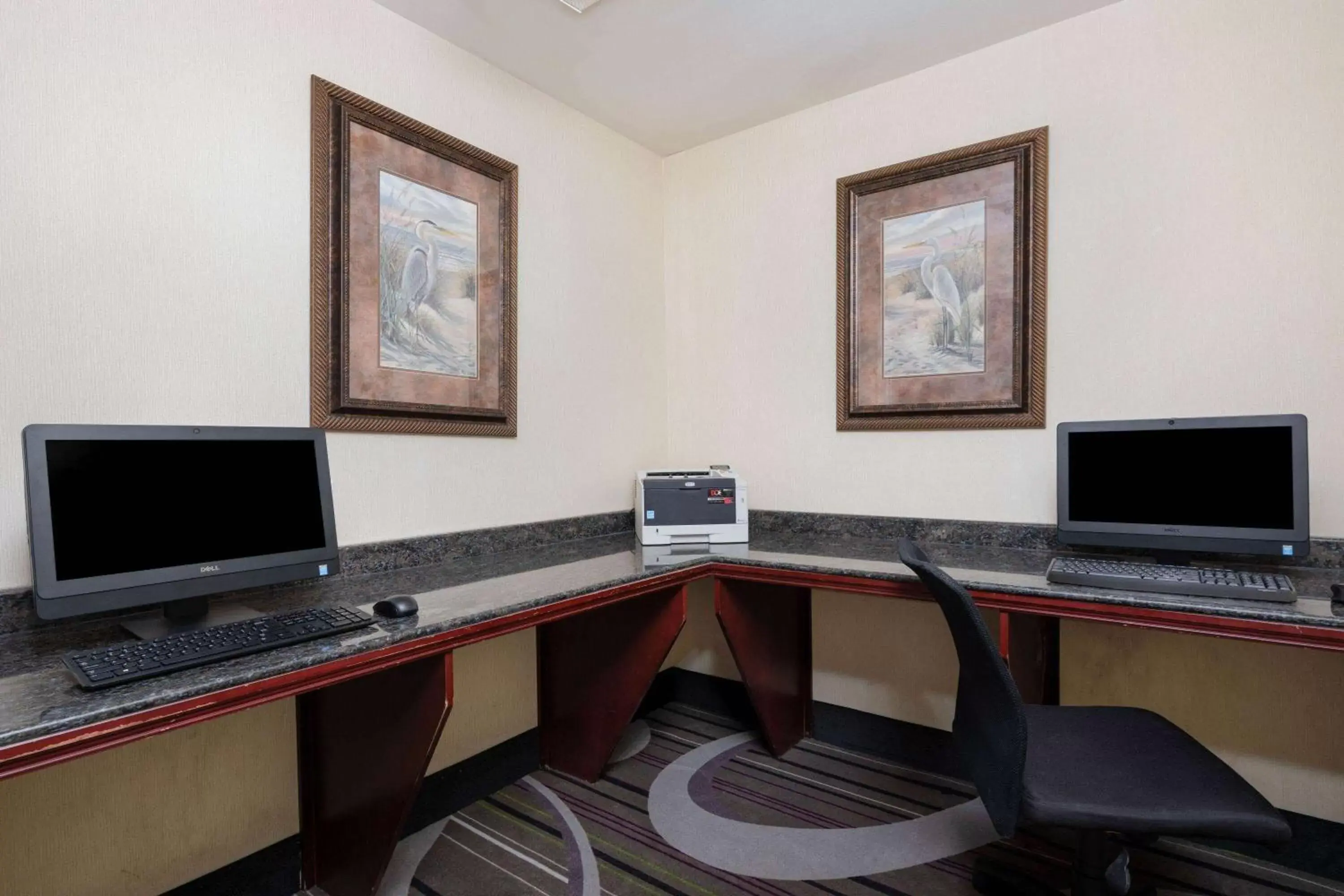 Business facilities, TV/Entertainment Center in La Quinta by Wyndham Savannah Airport - Pooler