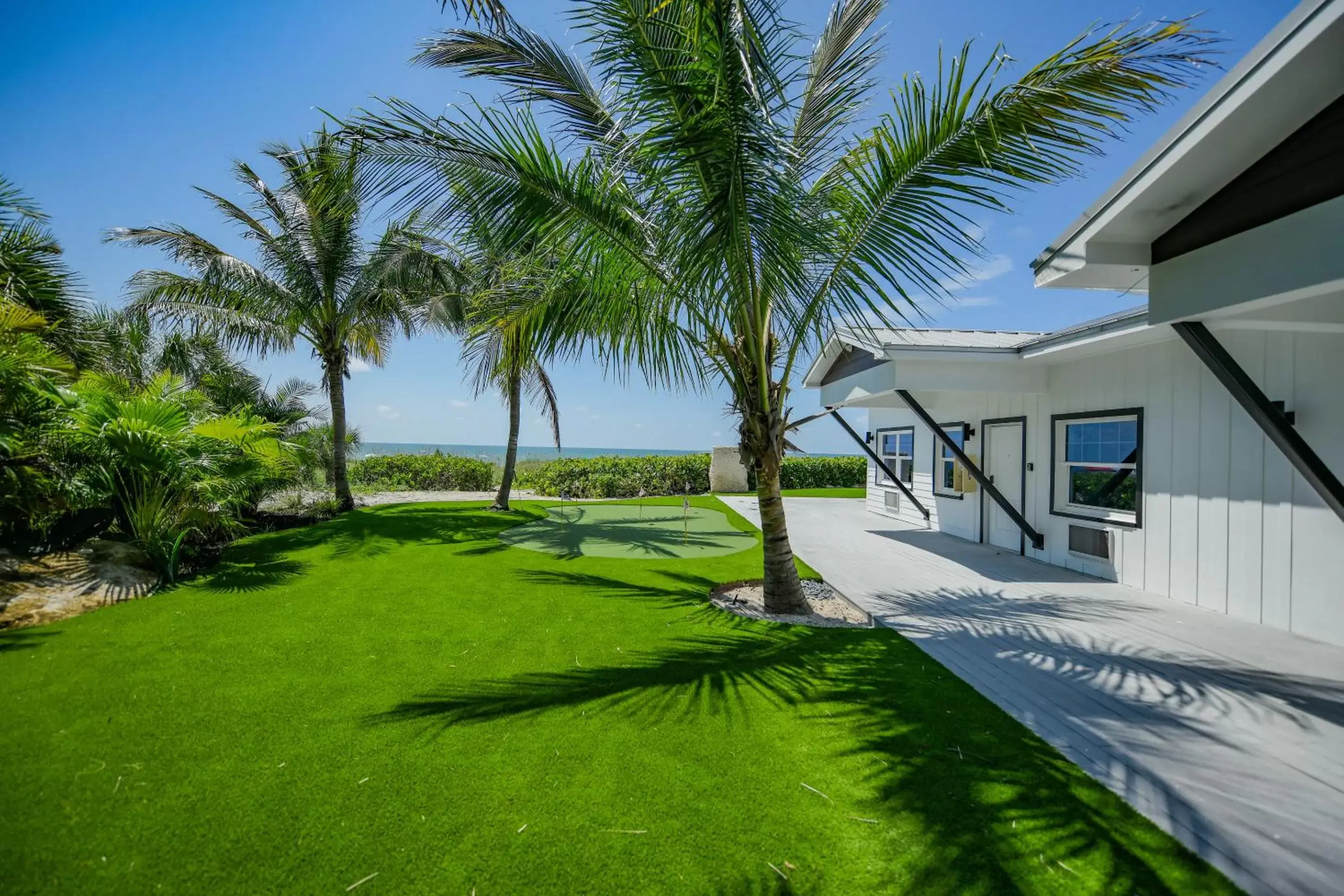 Property building in Casey Key Resorts - Beachfront