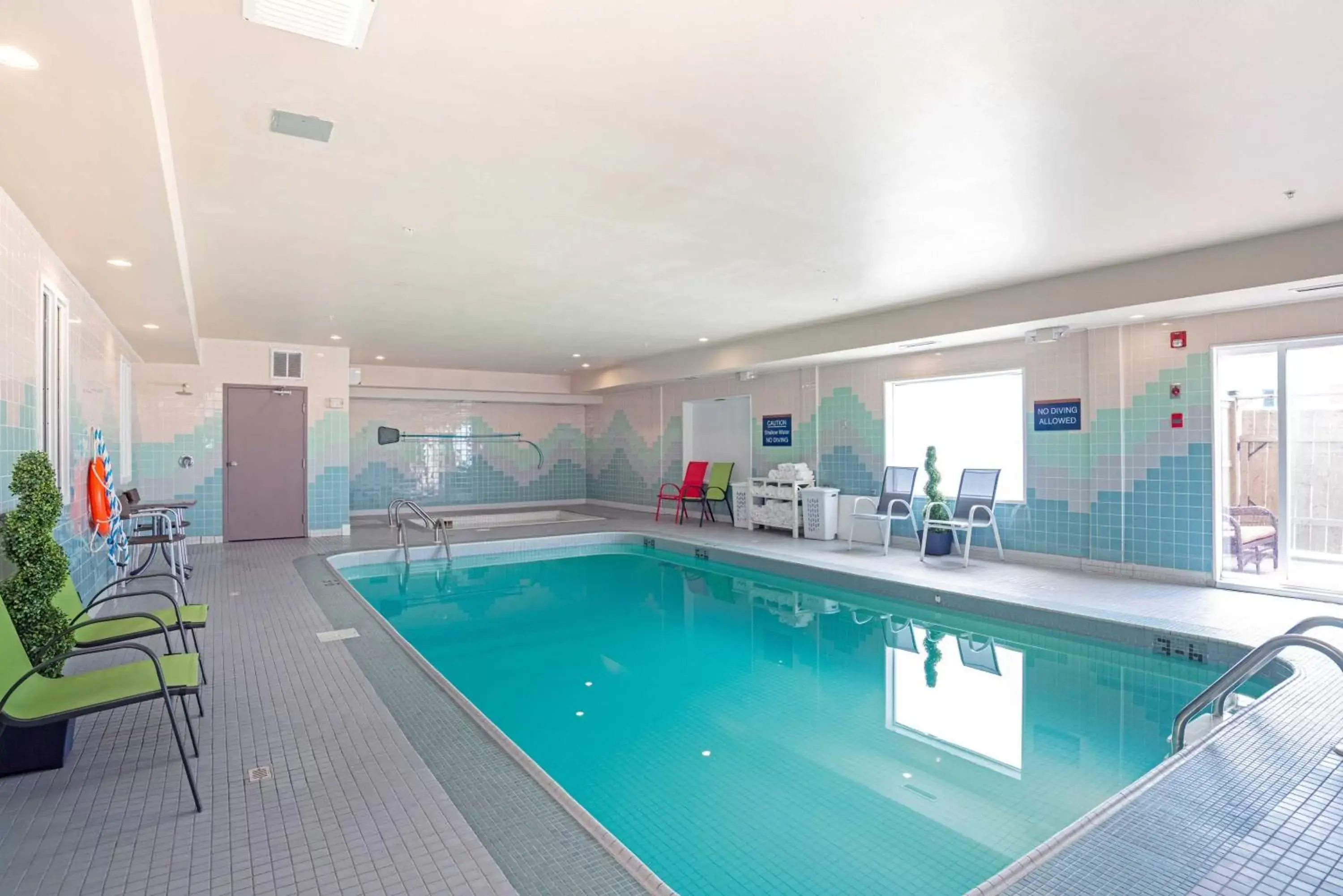 Swimming Pool in Sandman Hotel Saskatoon