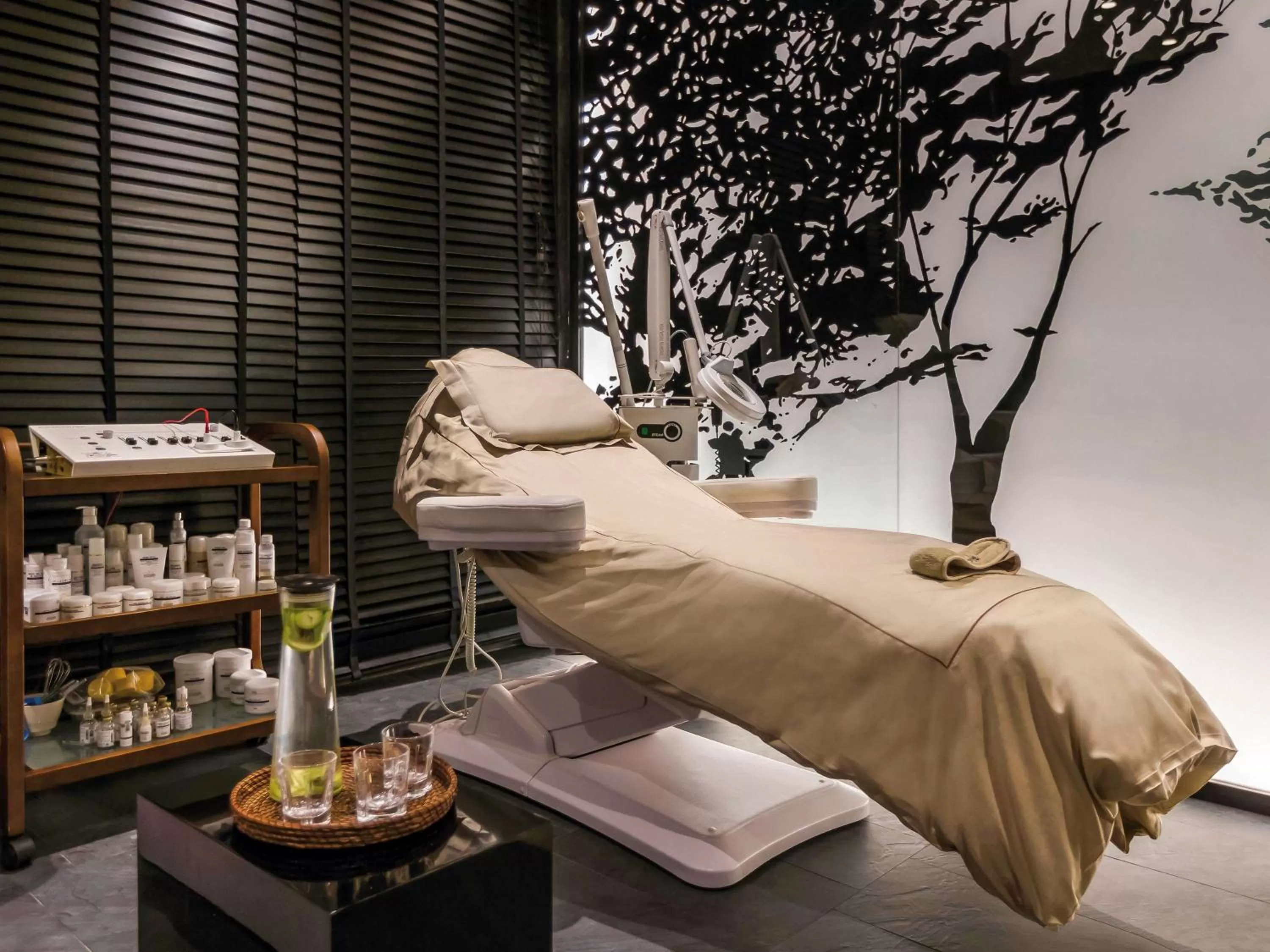 Spa and wellness centre/facilities, Bed in Mövenpick Hotel du Lac Tunis