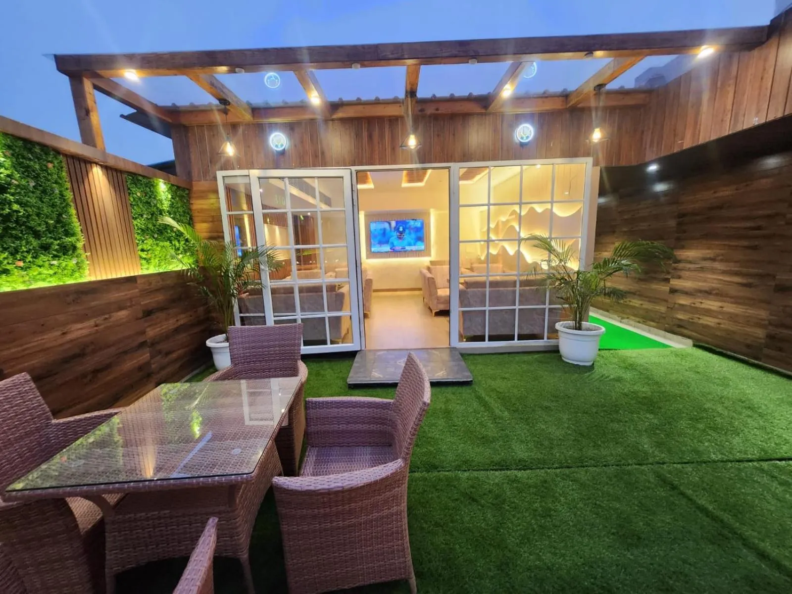 Hotel Gold Palace - 03 Mins Walk From New Delhi Railway Station