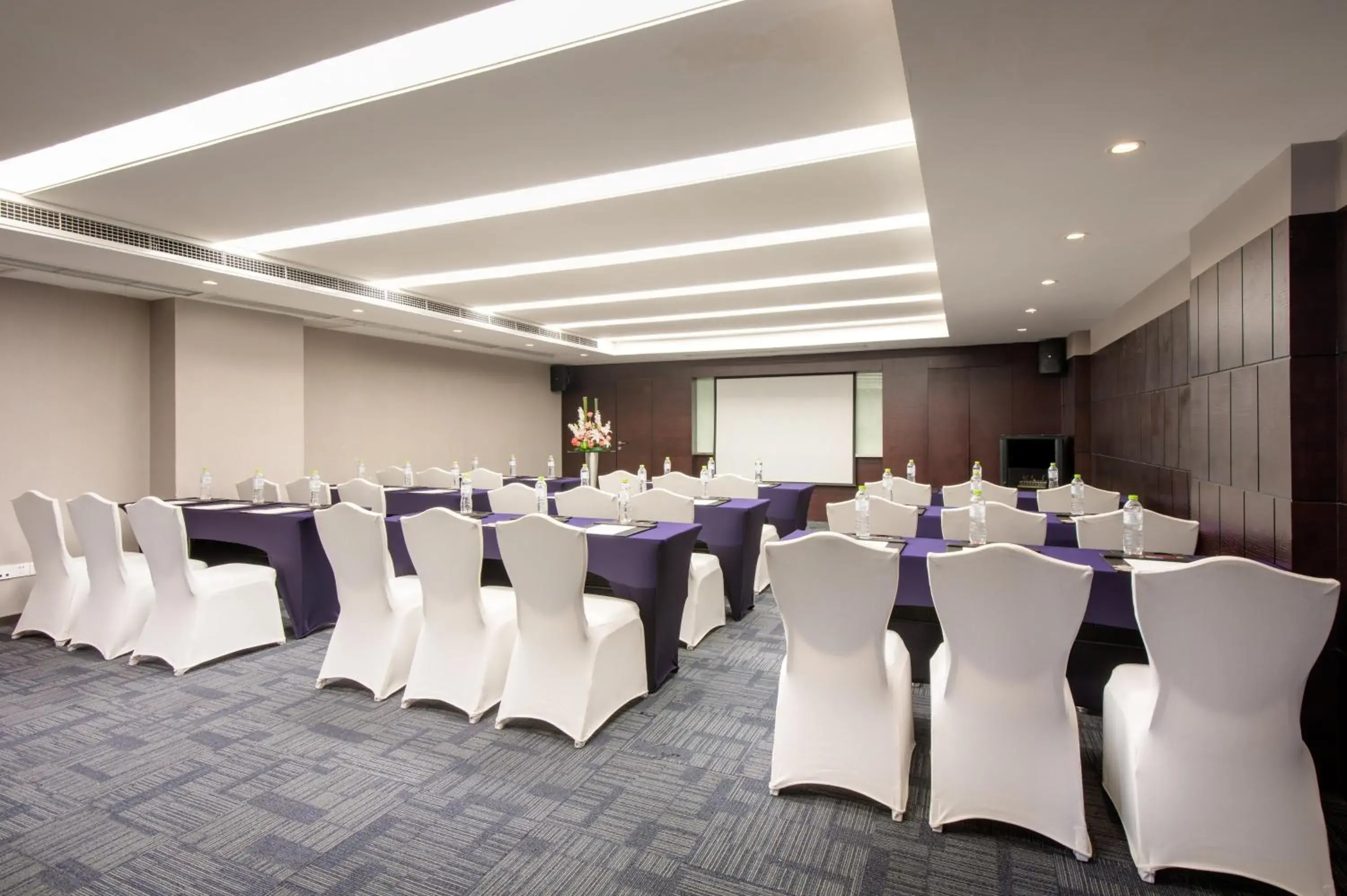 Meeting/conference room in Holiday Inn Express Chengdu Wuhou, an IHG Hotel