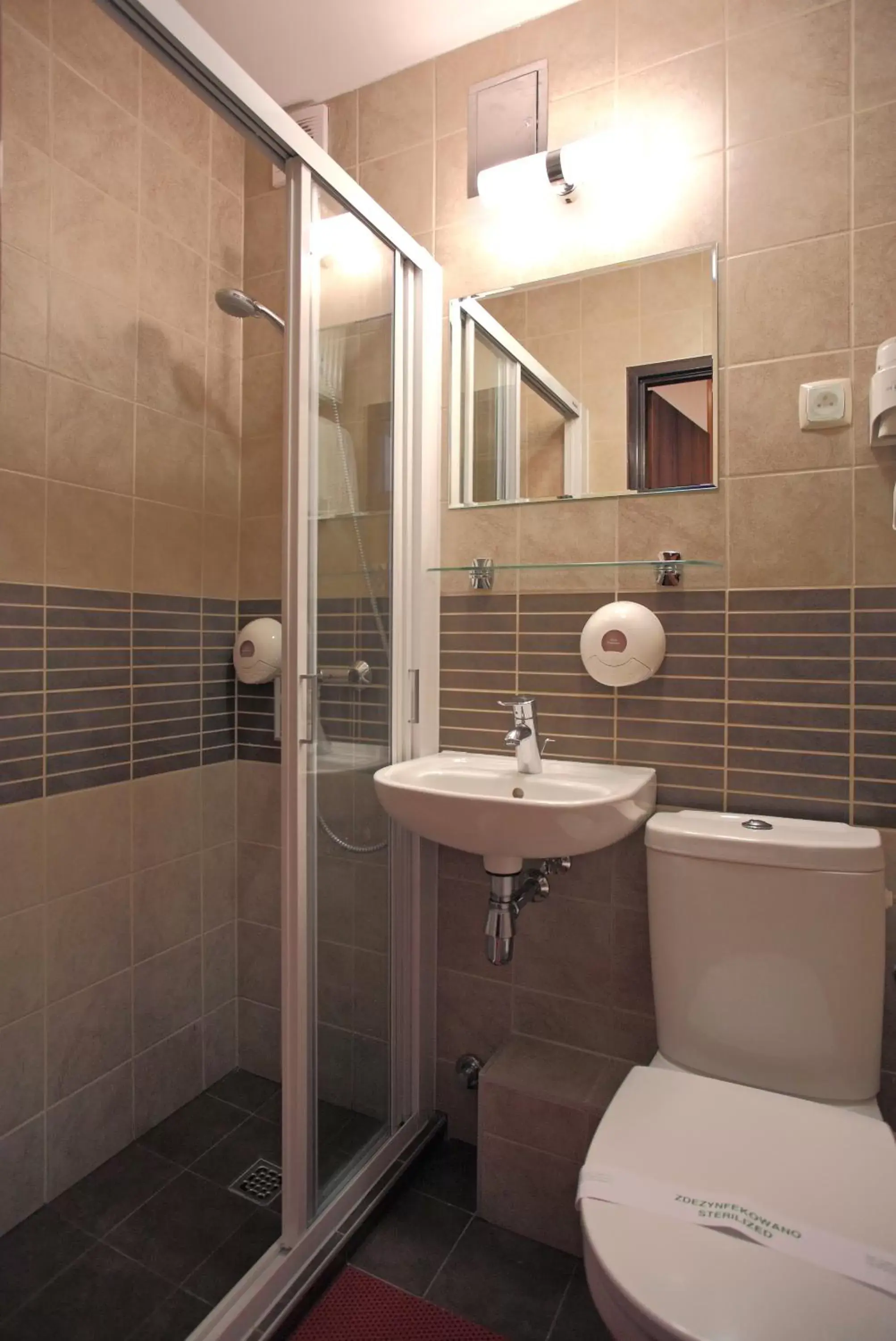 Shower, Bathroom in Hotel Wyspiański