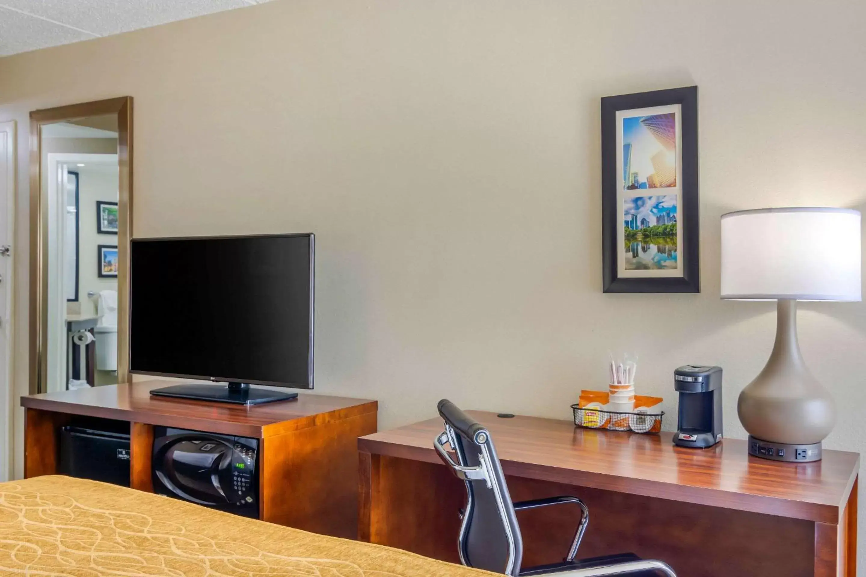 Photo of the whole room, TV/Entertainment Center in Comfort Inn Atlanta Airport