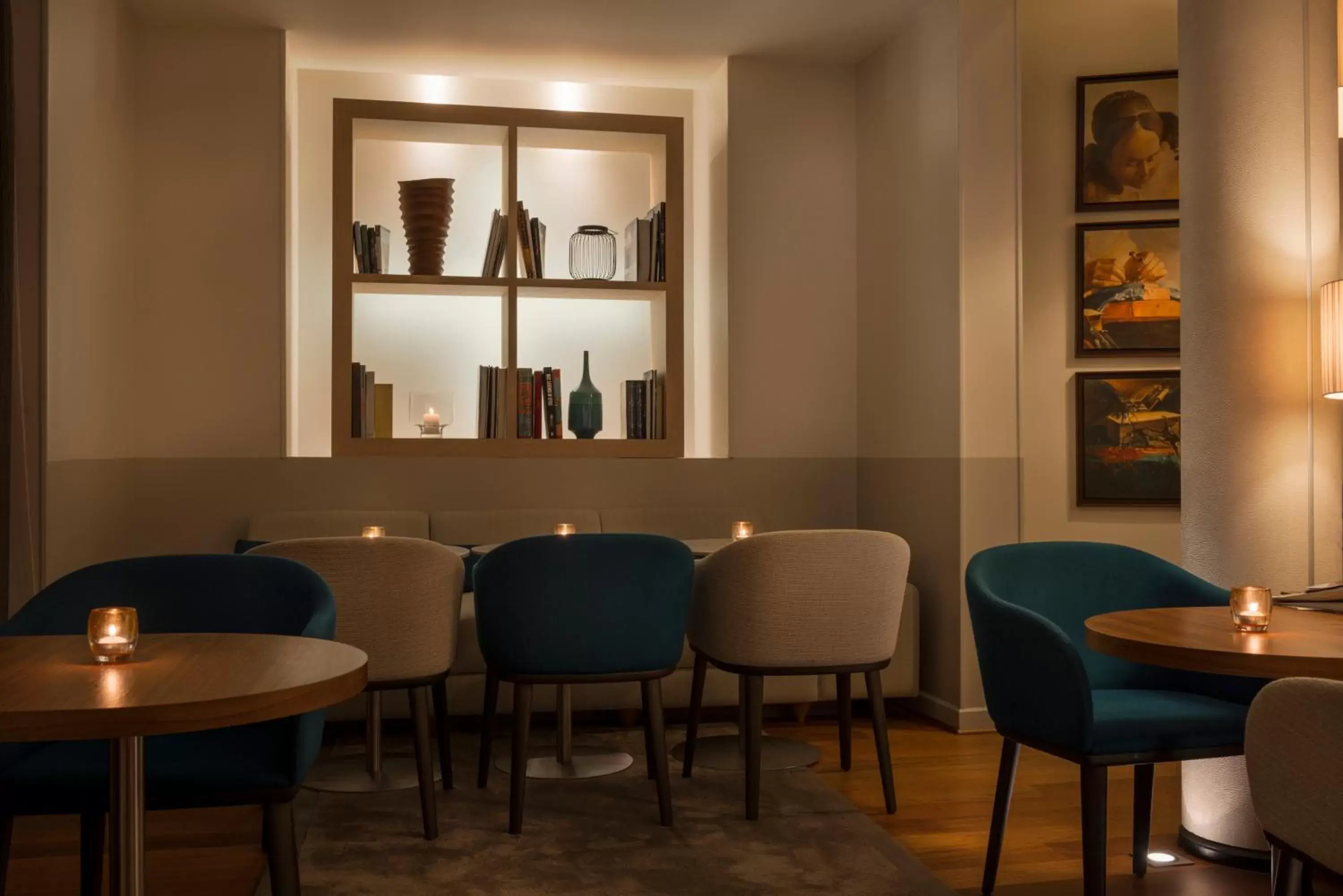 Lounge or bar in Hôtel Le Walt by Inwood Hotels