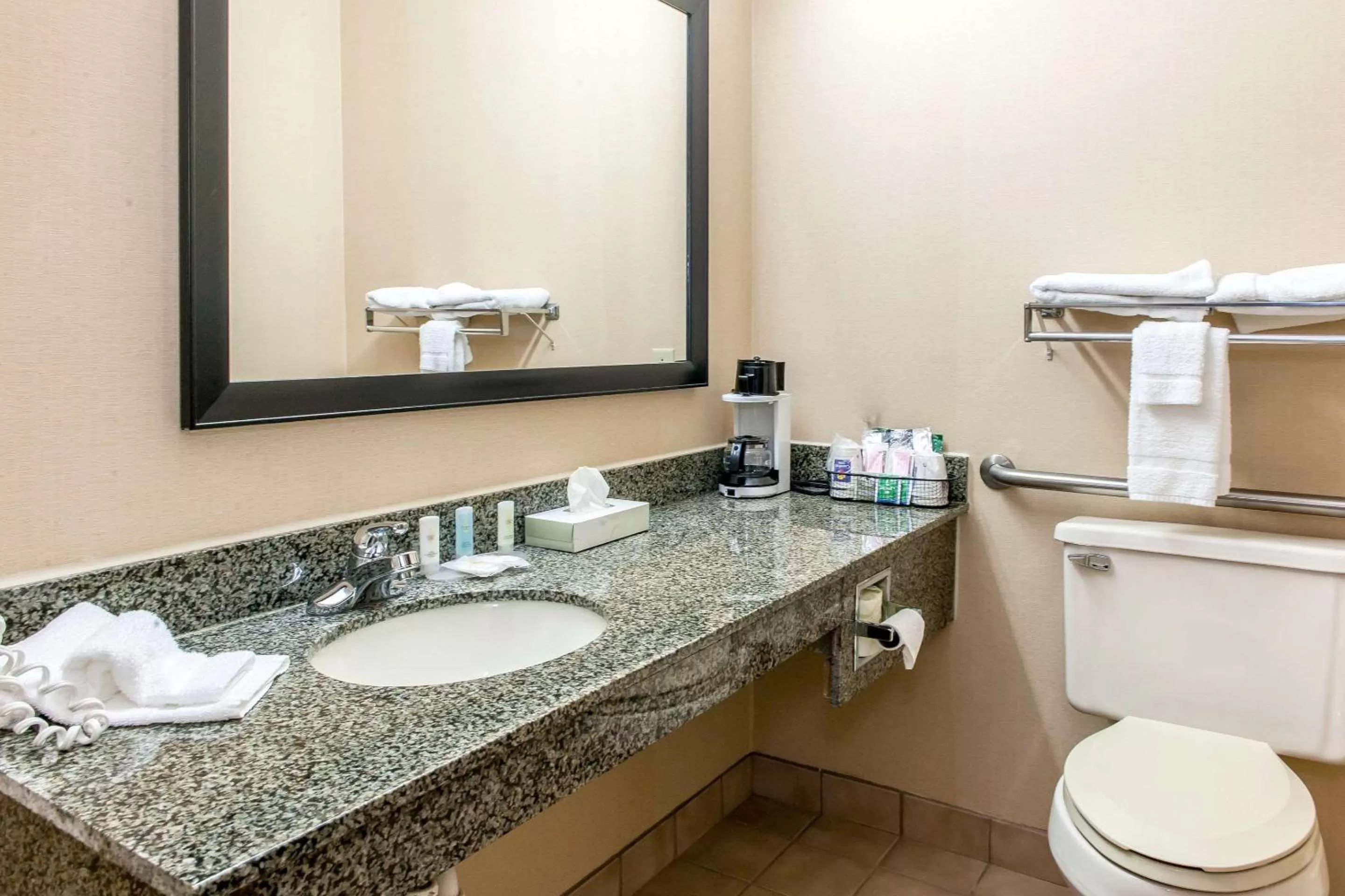 Bathroom in Quality Inn Defiance