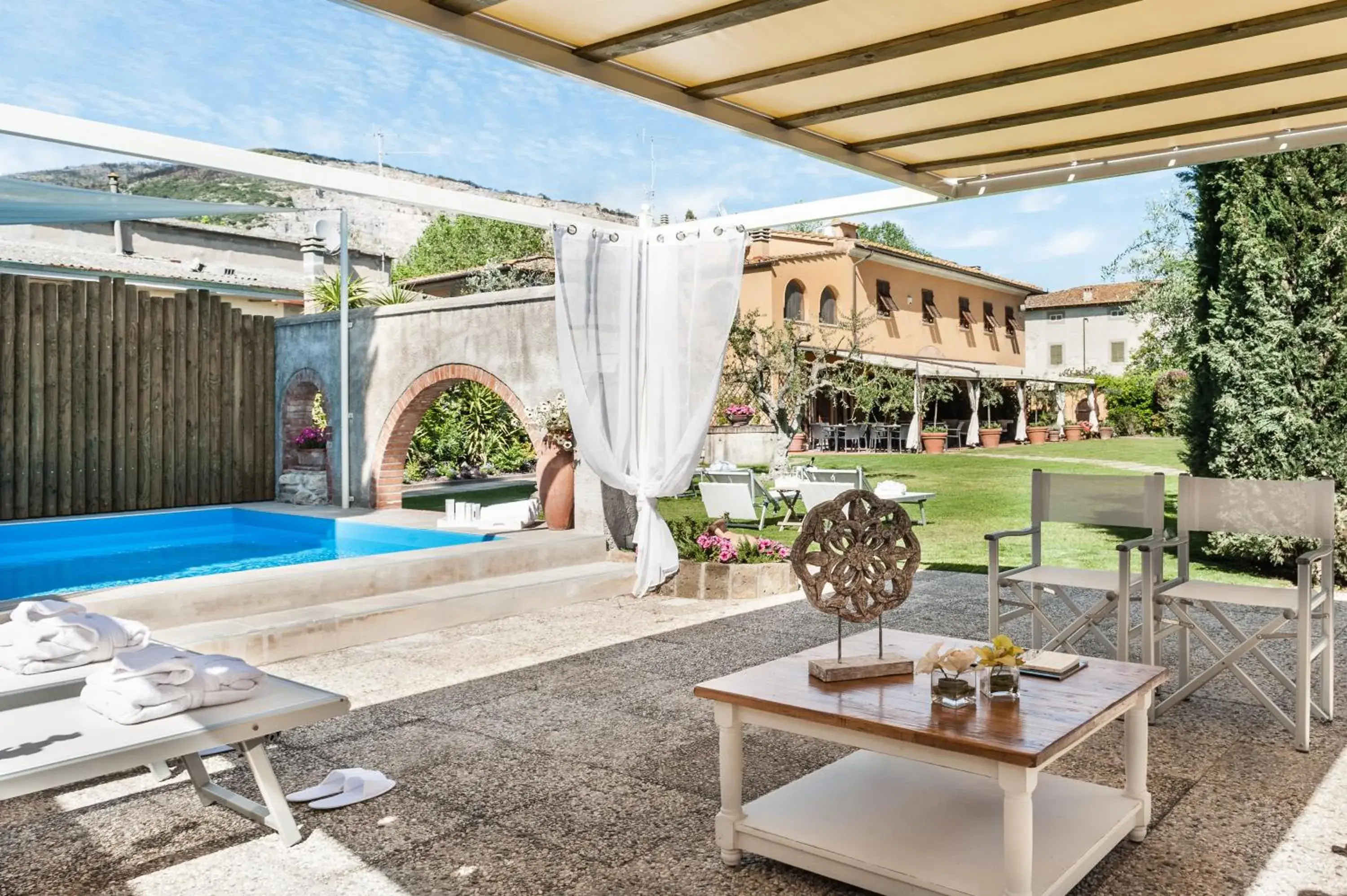 Patio, Swimming Pool in Giardino della Pieve Relais