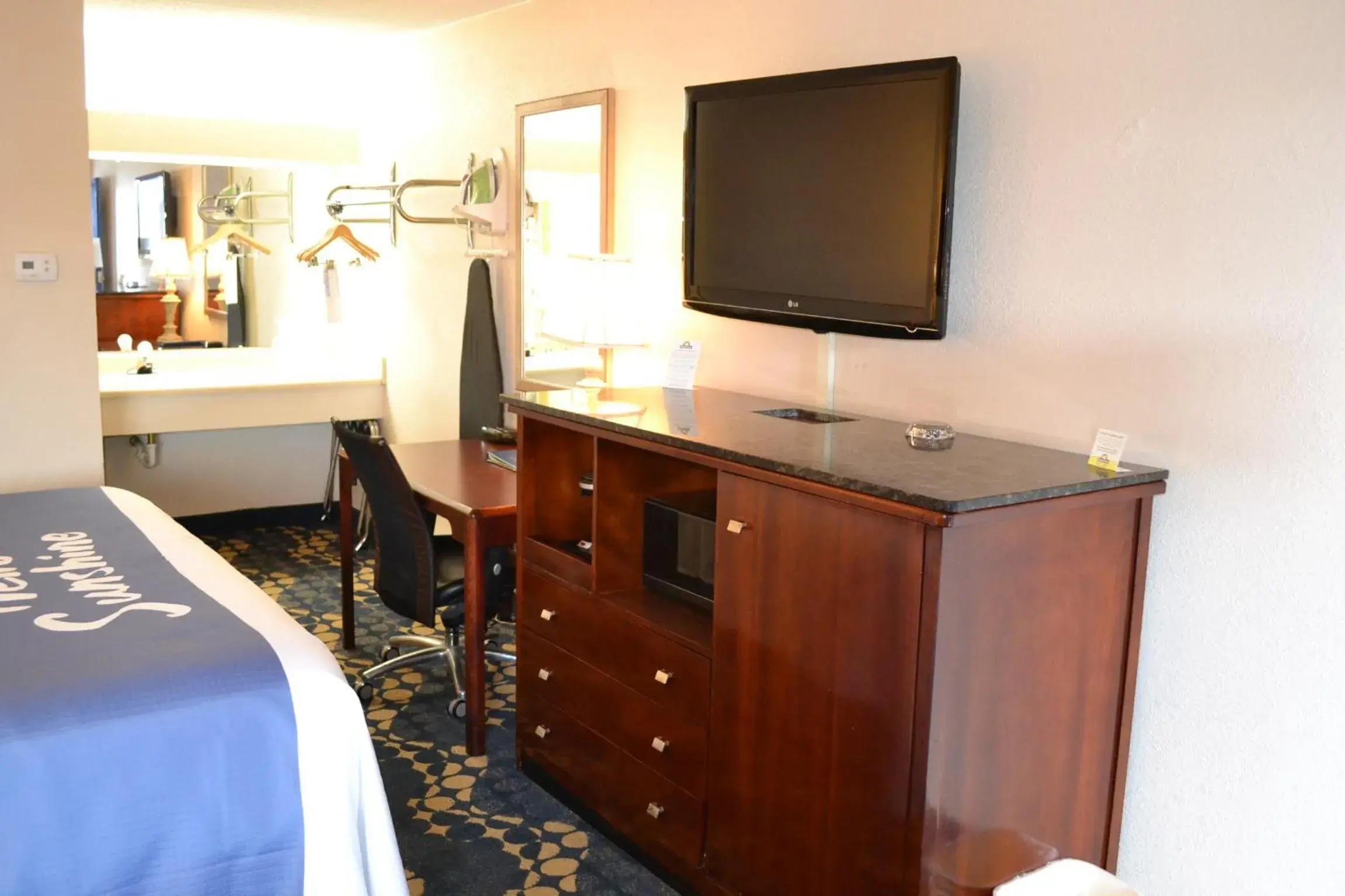 Bed, TV/Entertainment Center in Days Inn by Wyndham High Point/Archdale