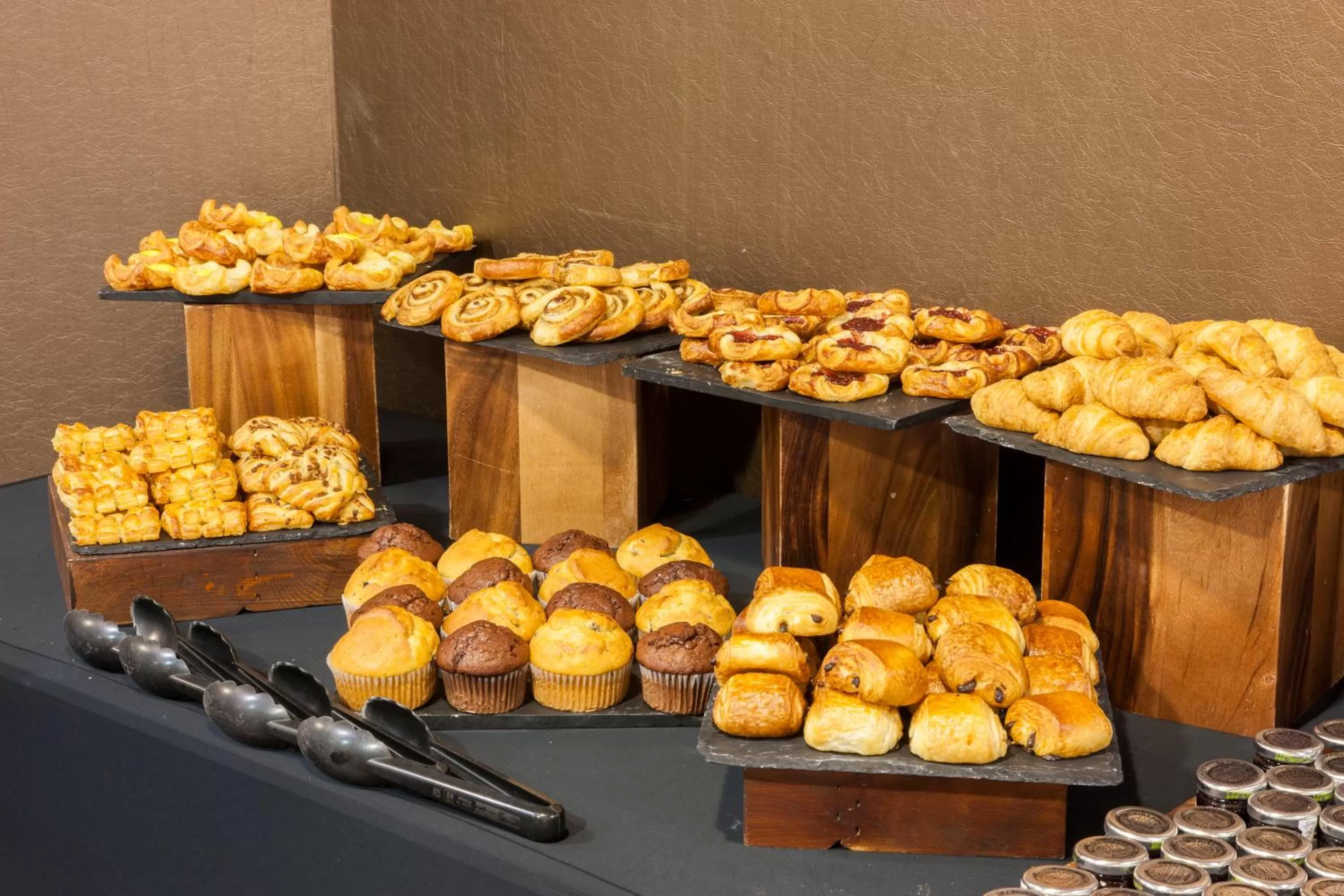 Breakfast in Crowne Plaza Liverpool - John Lennon Airport by IHG