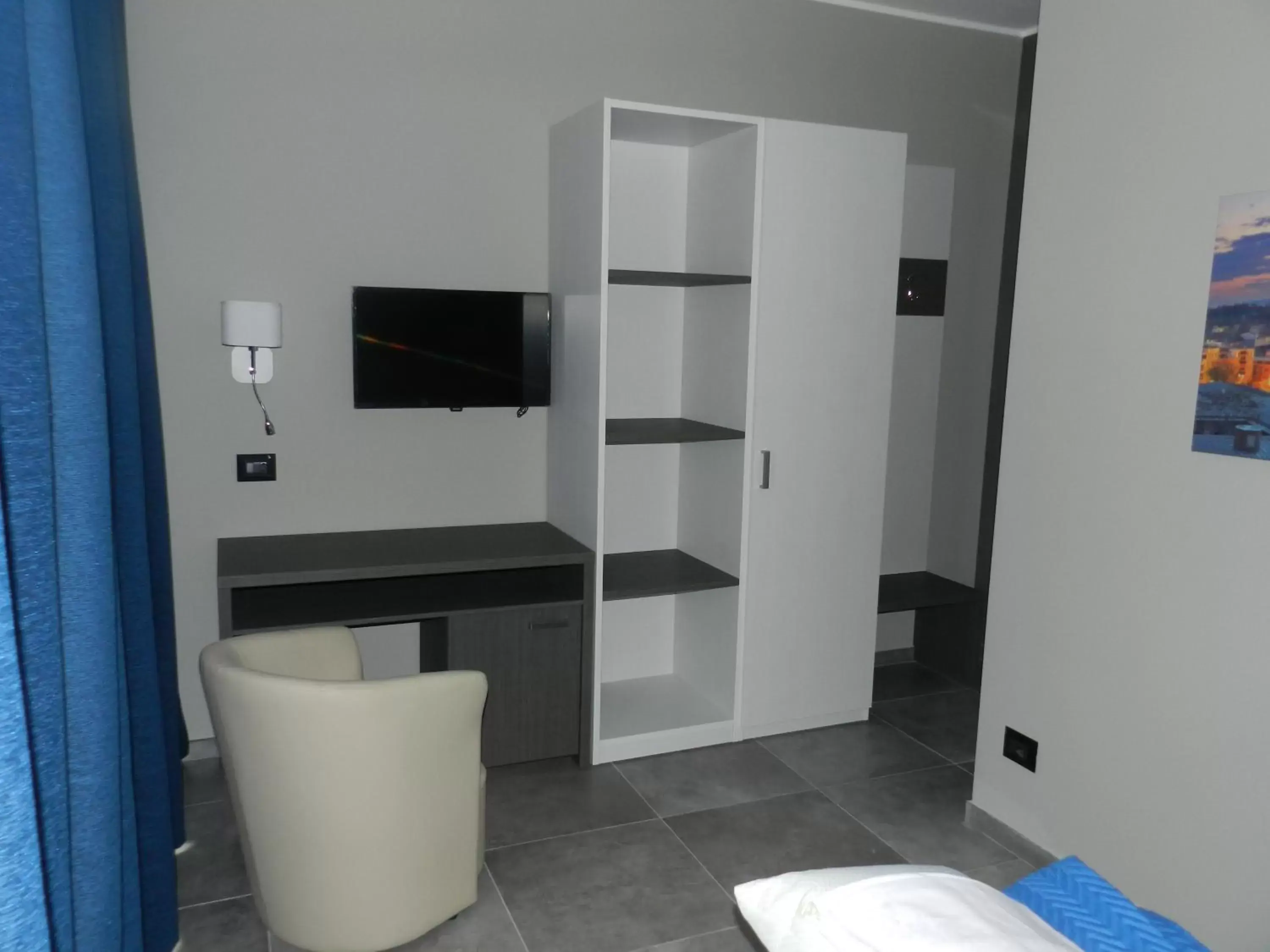 Seating area, Bathroom in Erasmus Hotel