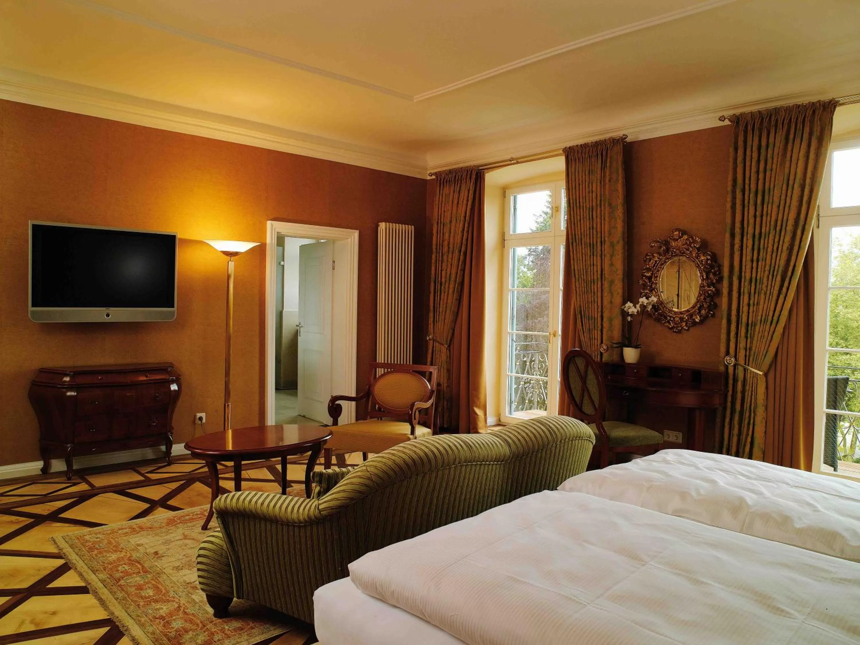 TV and multimedia, Bed in Schloss Neutrauchburg