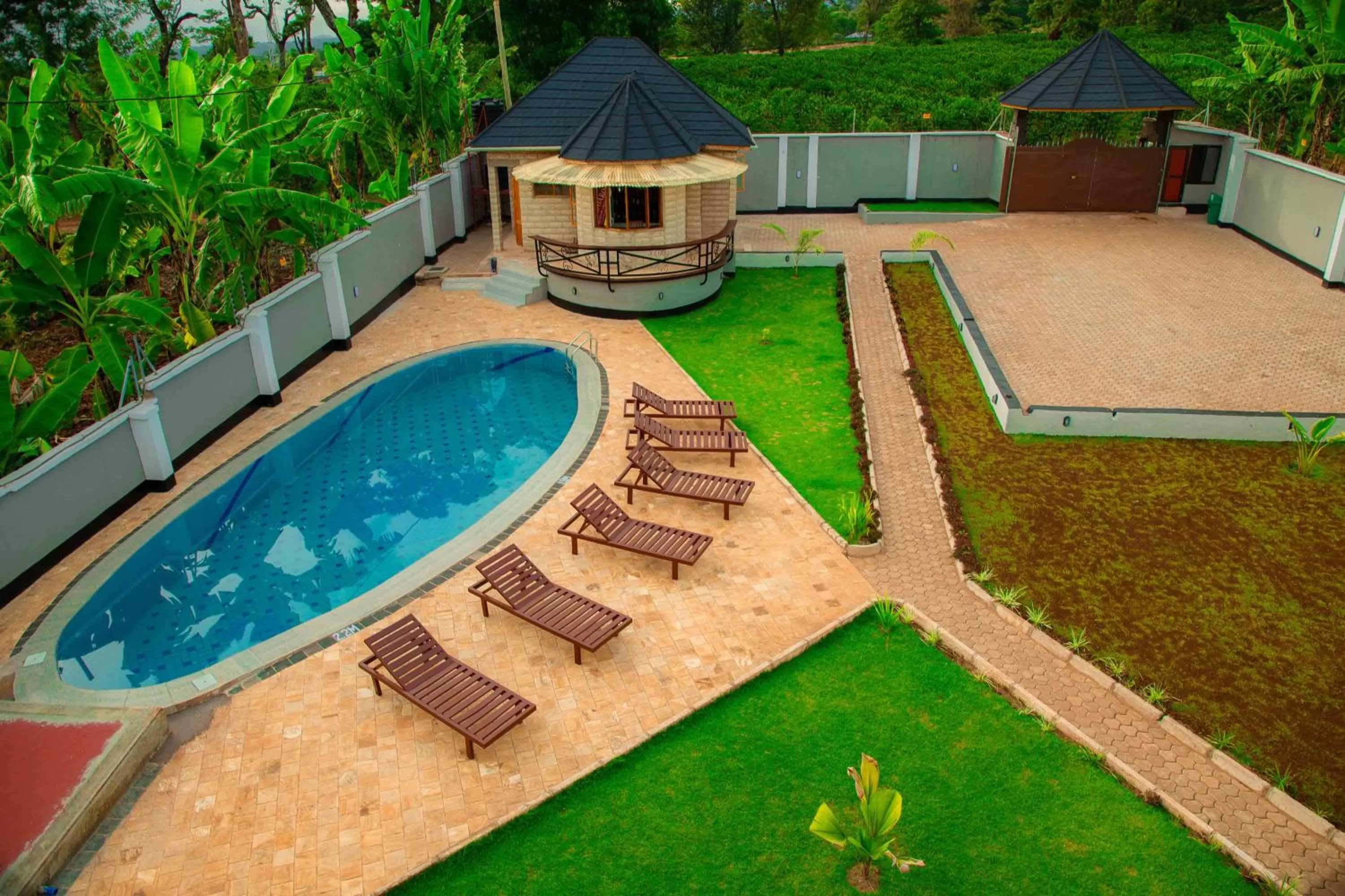 Swimming pool in Dual Mountain View Lodge
