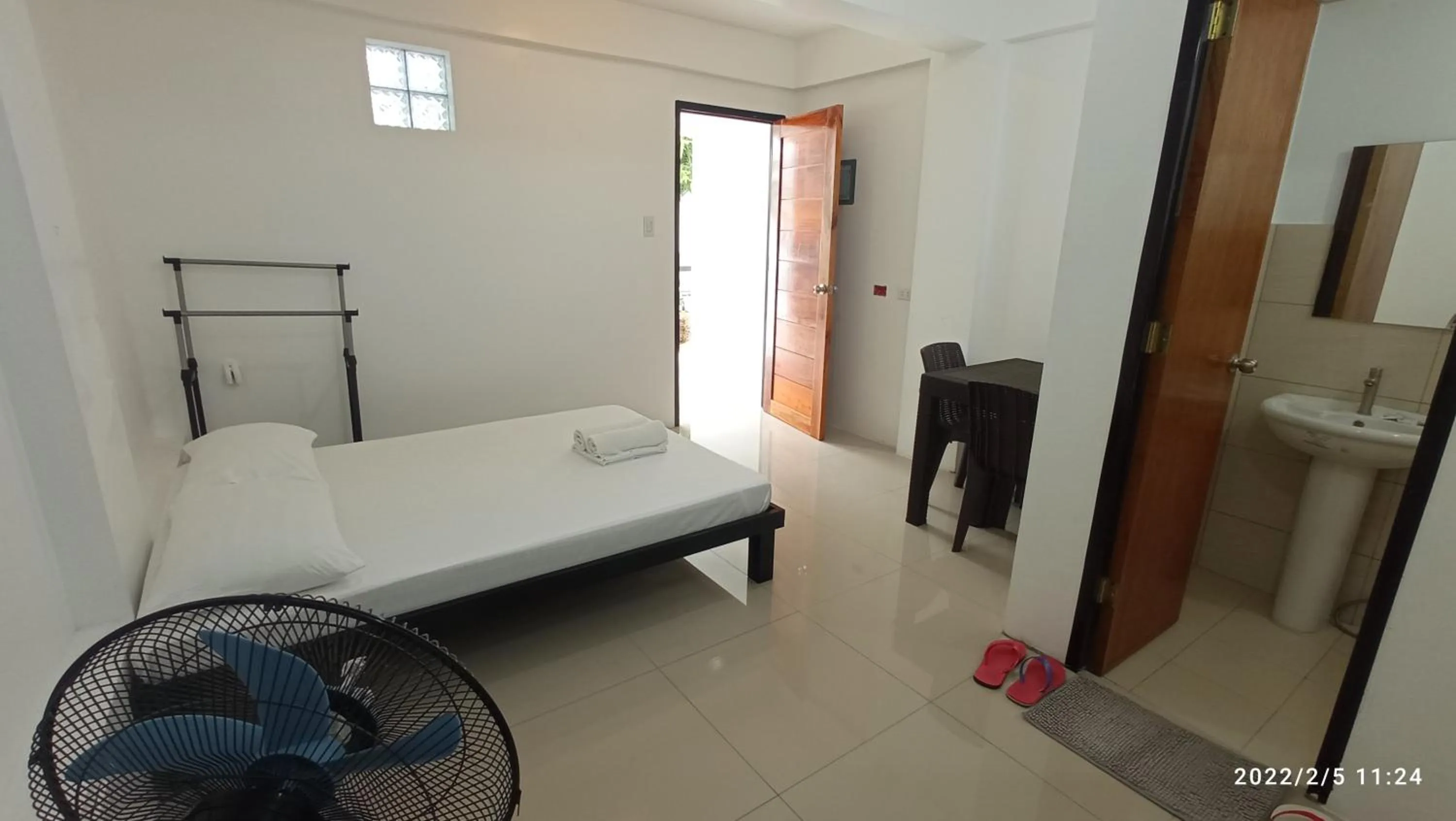 Photo of the whole room, Bed in The Palines Apartment Hotel near Brittany Palazzo, Evia Mall Alabang