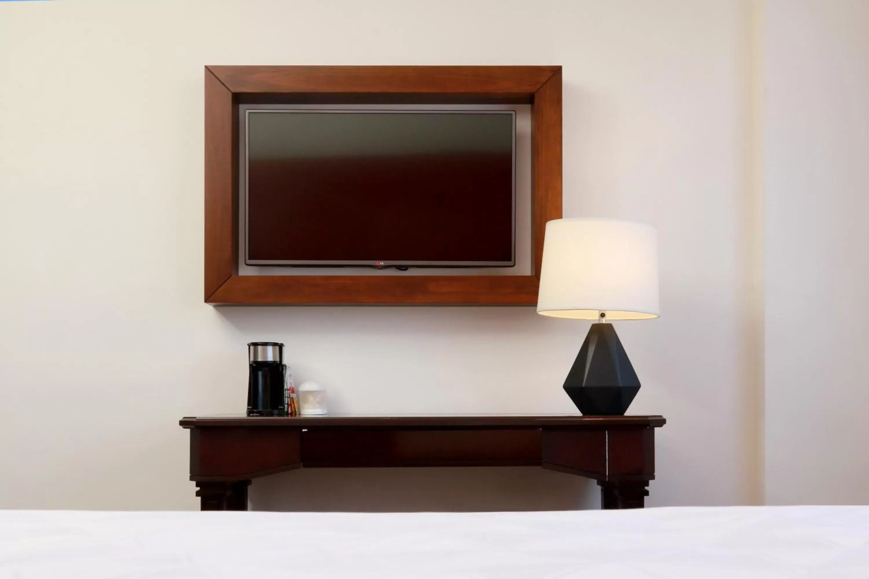 Bedroom, TV/Entertainment Center in Holiday Inn Hotel & Suites Centro Historico, an IHG Hotel