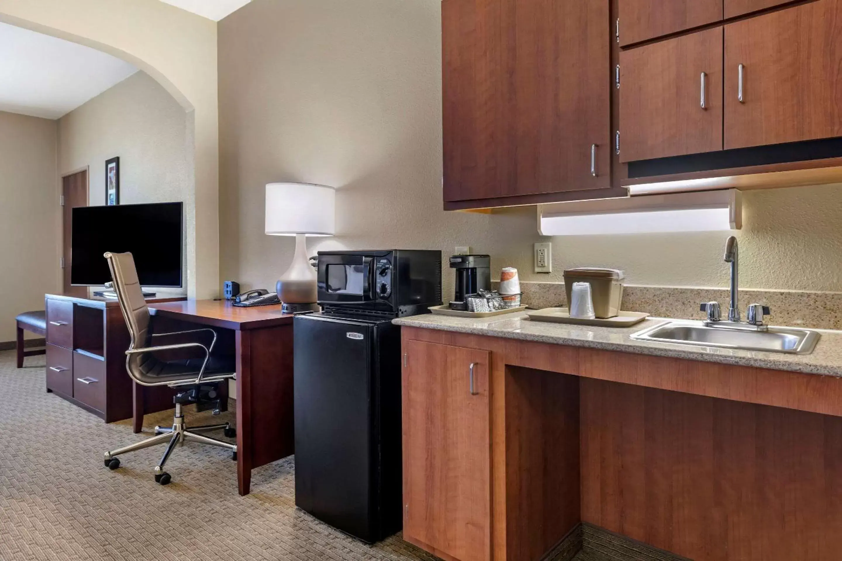 Photo of the whole room, Kitchen/Kitchenette in Comfort Suites Waco Near University Area